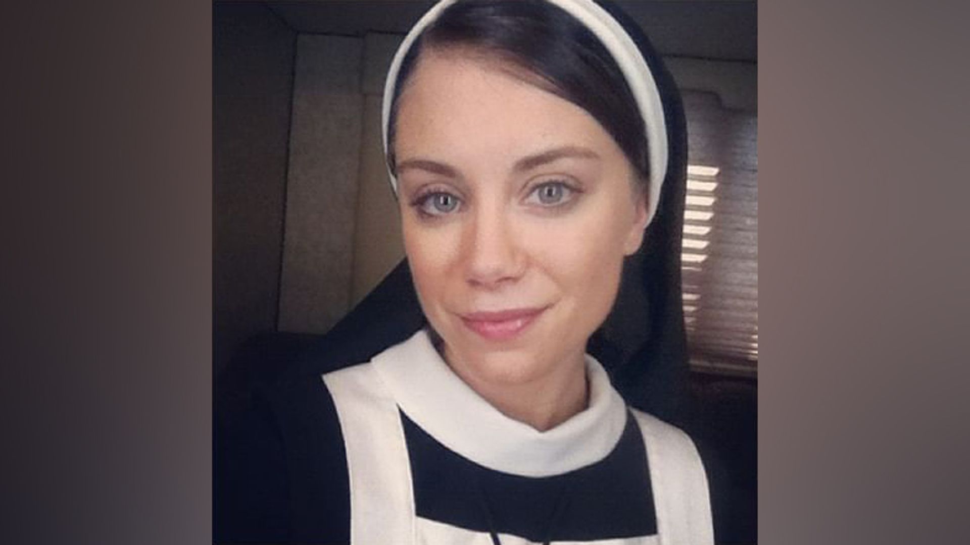 Jennifer Holland în serialul American Horror Story