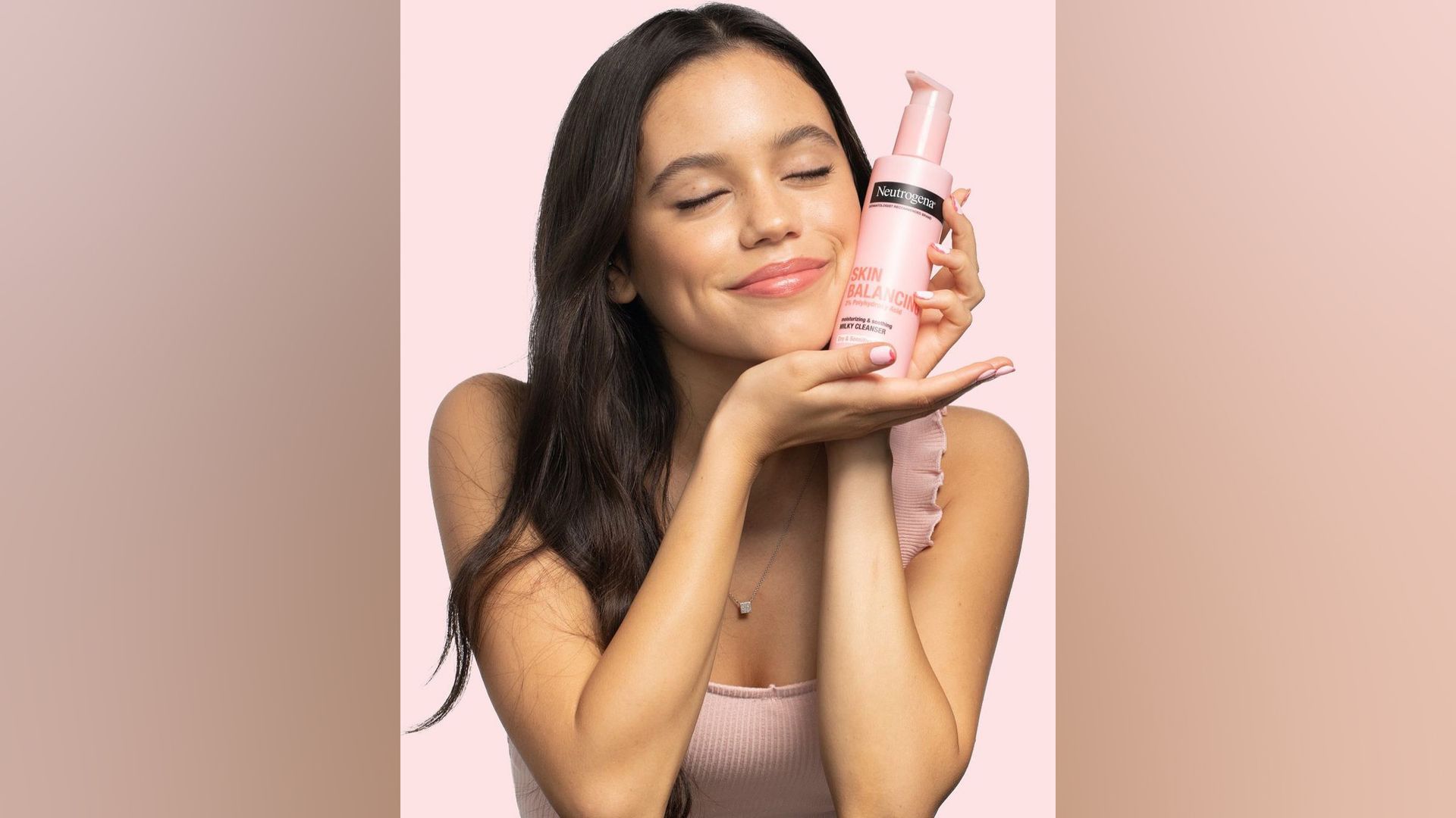 Jenna Ortega într-o reclamă Neutrogena