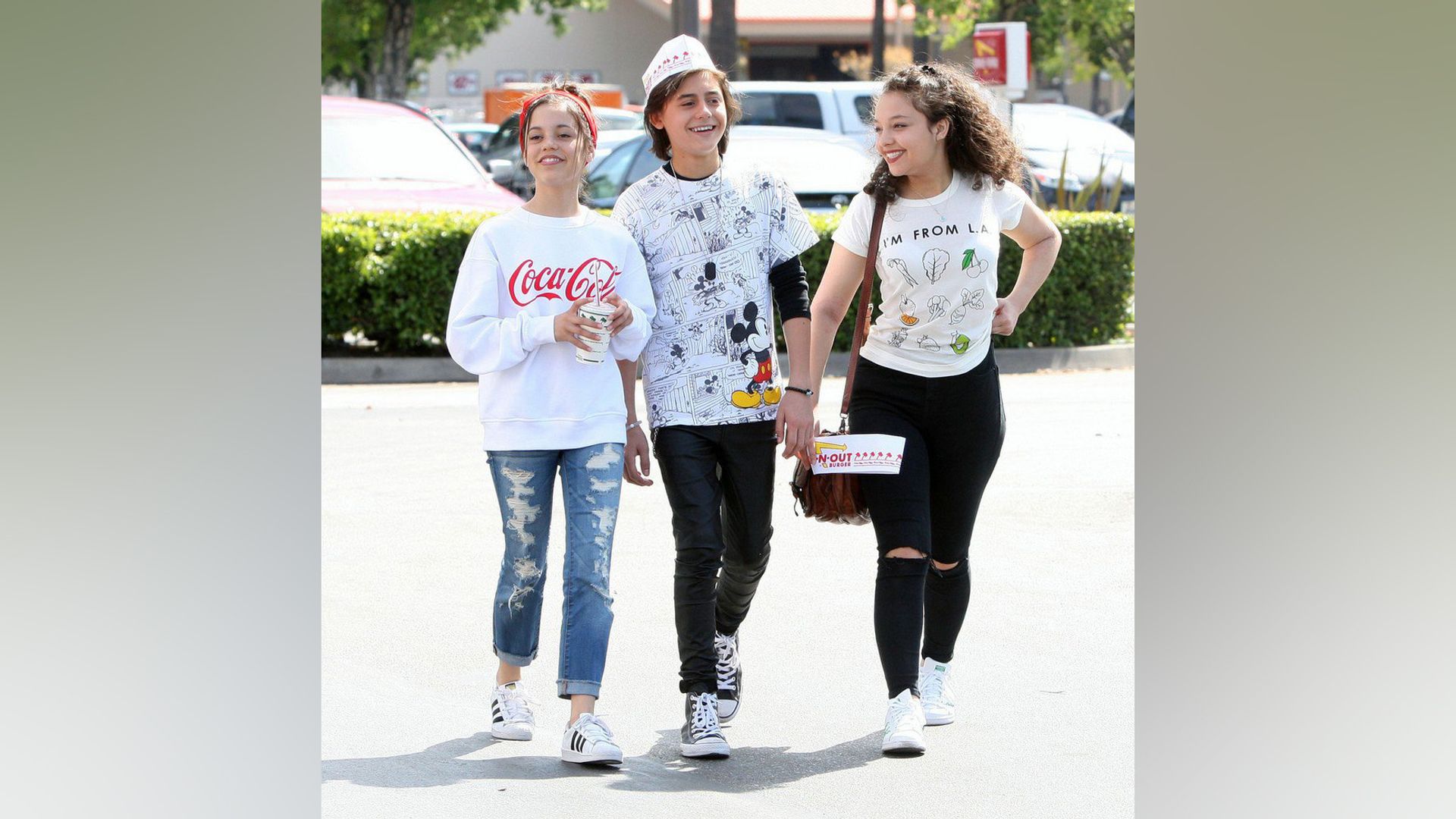 Jenna Ortega la plimbare cu prietenii