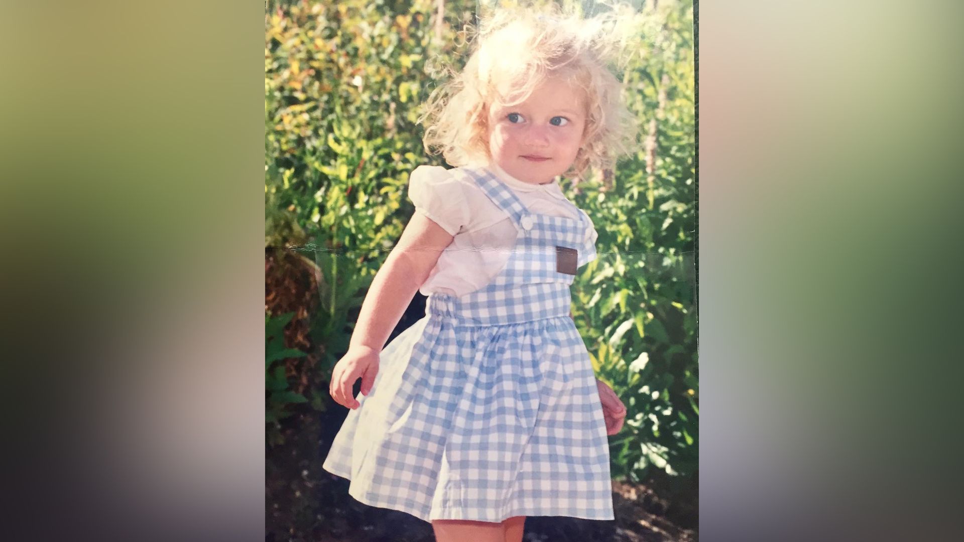 Julia Garner în copilărie