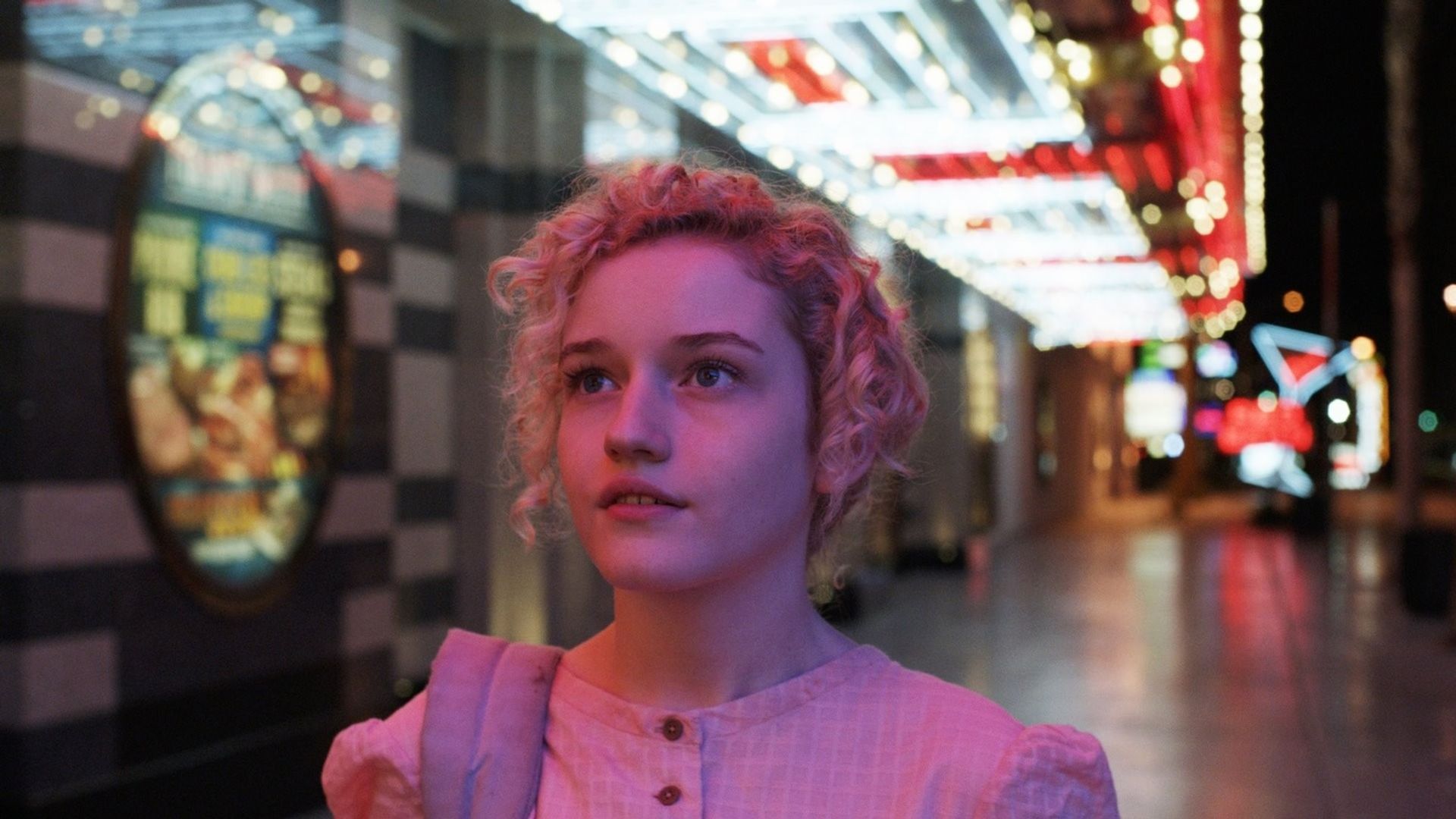 Julia Garner în filmul "Electrick Children"
