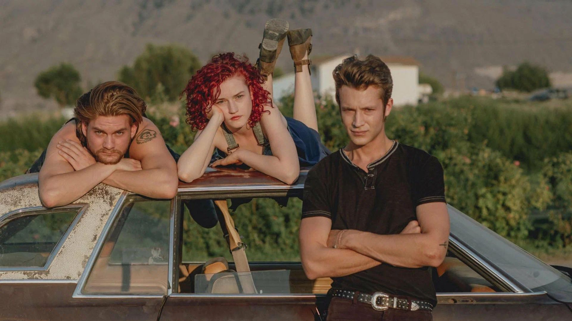 Julia Garner în filmul 'Tomato Red'