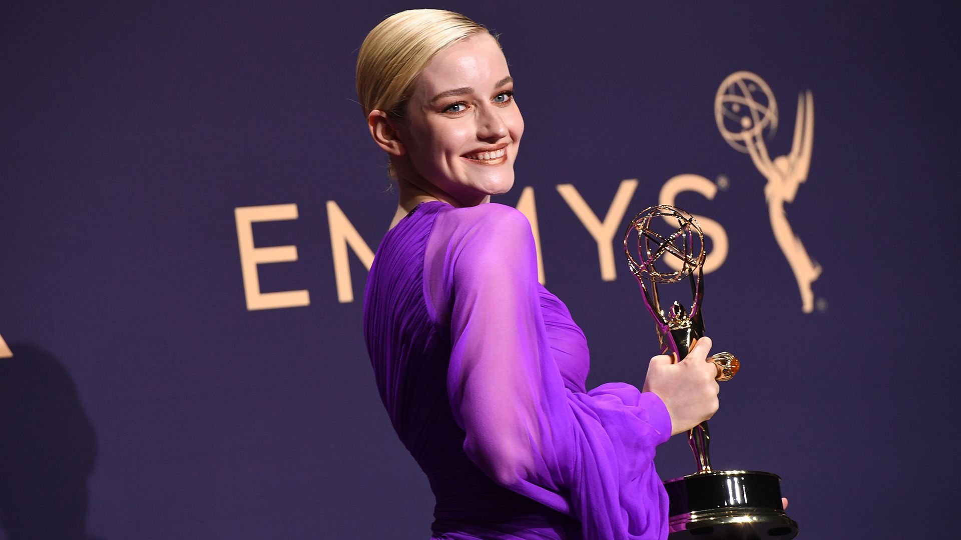 Julia Garner cu premiul Emmy pentru rolul din serialul 'Ozark'