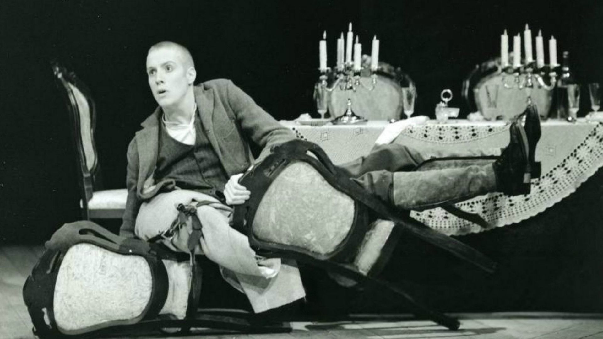 Rhys Ifans ca tânăr pe scena teatrului