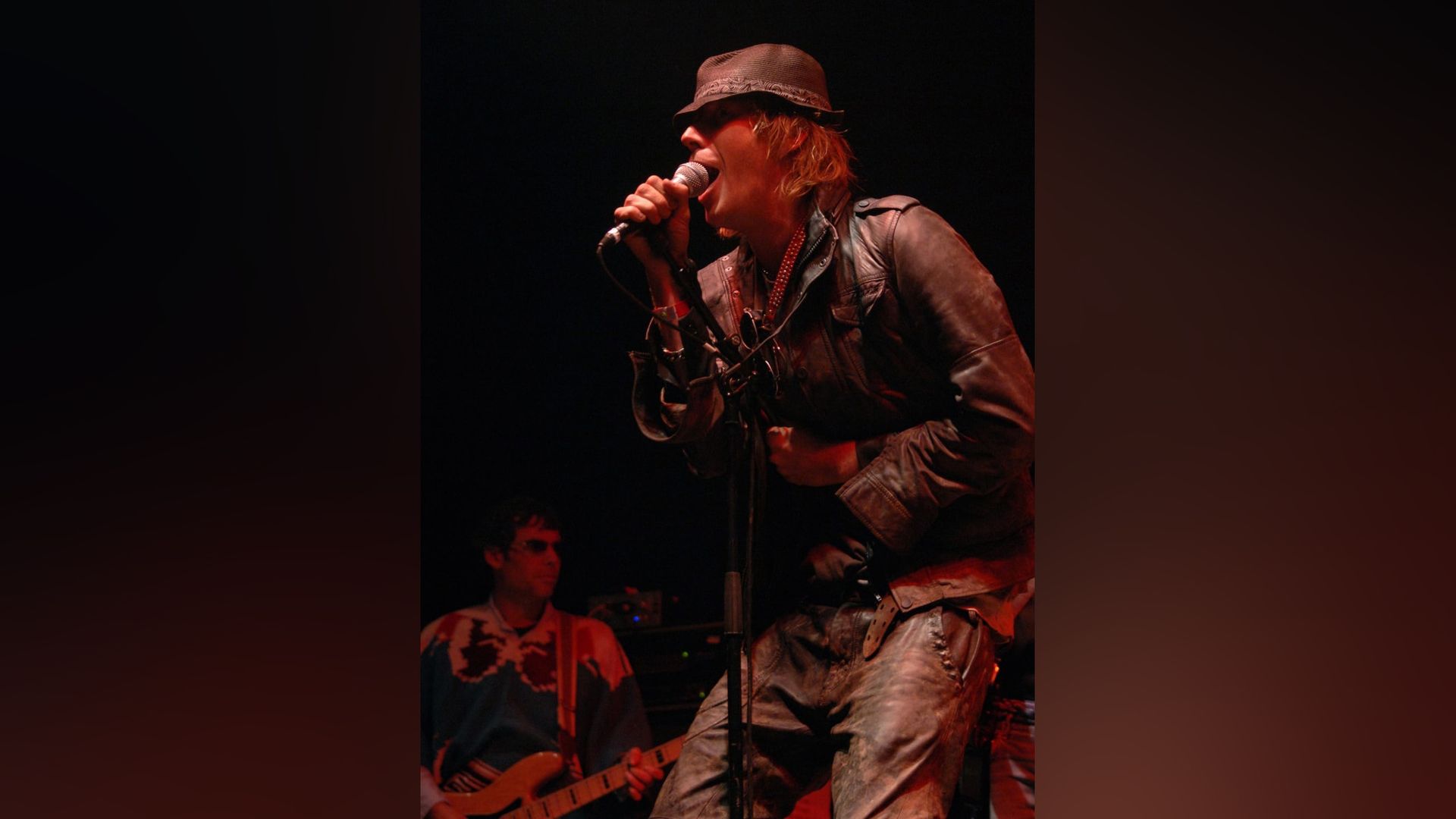 Rhys Ifans în timpul unui concert al trupei The Peth