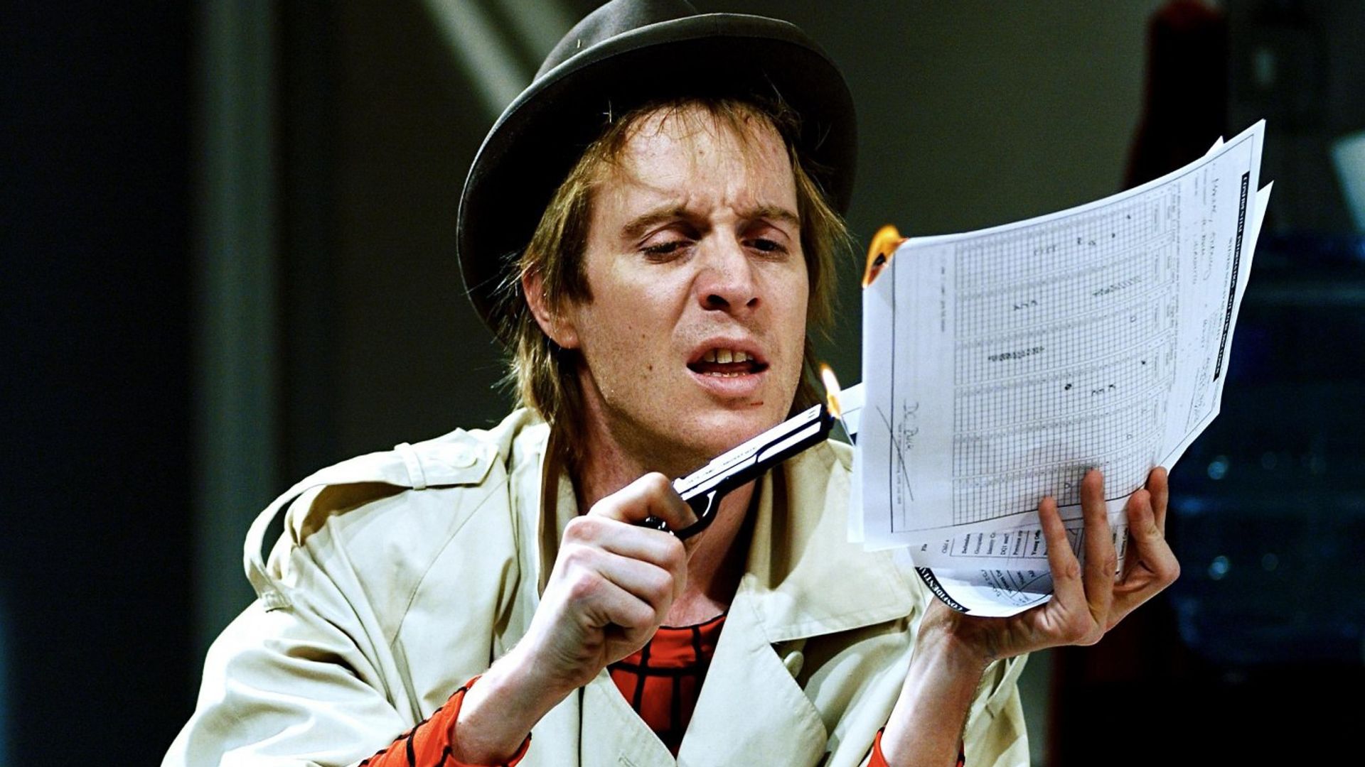 Rhys Ifans în piesa 'Accidental Death of an Anarchist'