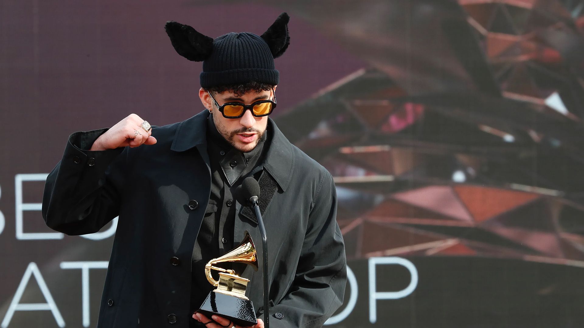 Bad Bunny cu Grammy-ul său