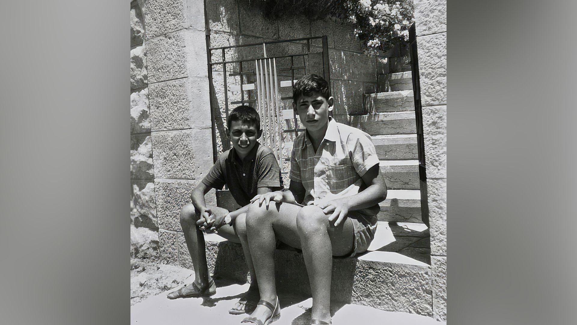 Beniamin Netanyahu în timpul anilor de școală (dreapta)