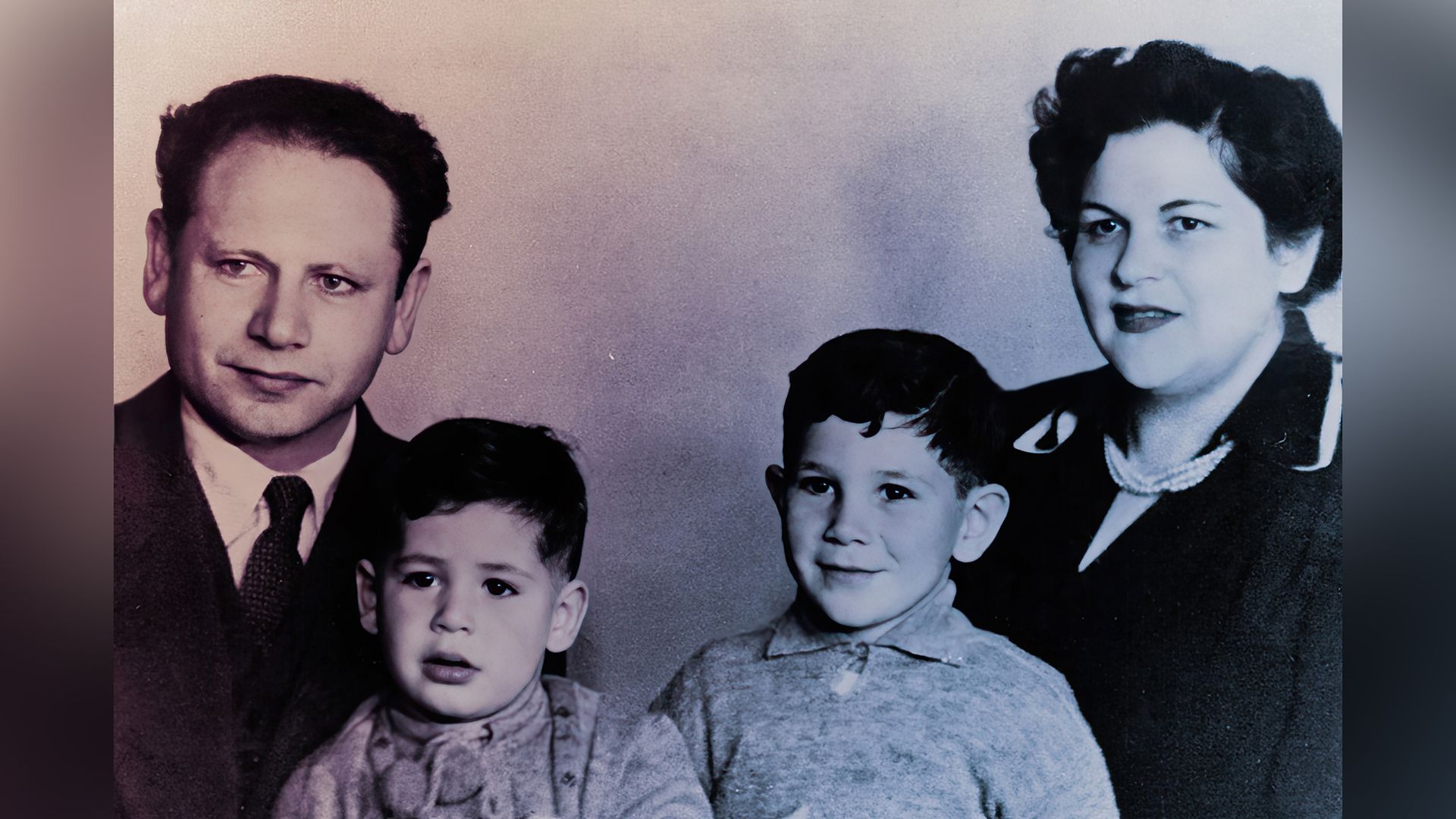 Beniamin Netanyahu cu părinții săi și fratele mai mare