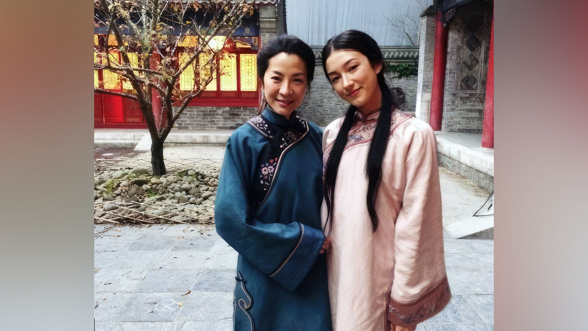 Natasha Liu Bordizzo și Michelle Yeoh pe platoul de filmare al 'Crouching Tiger...'