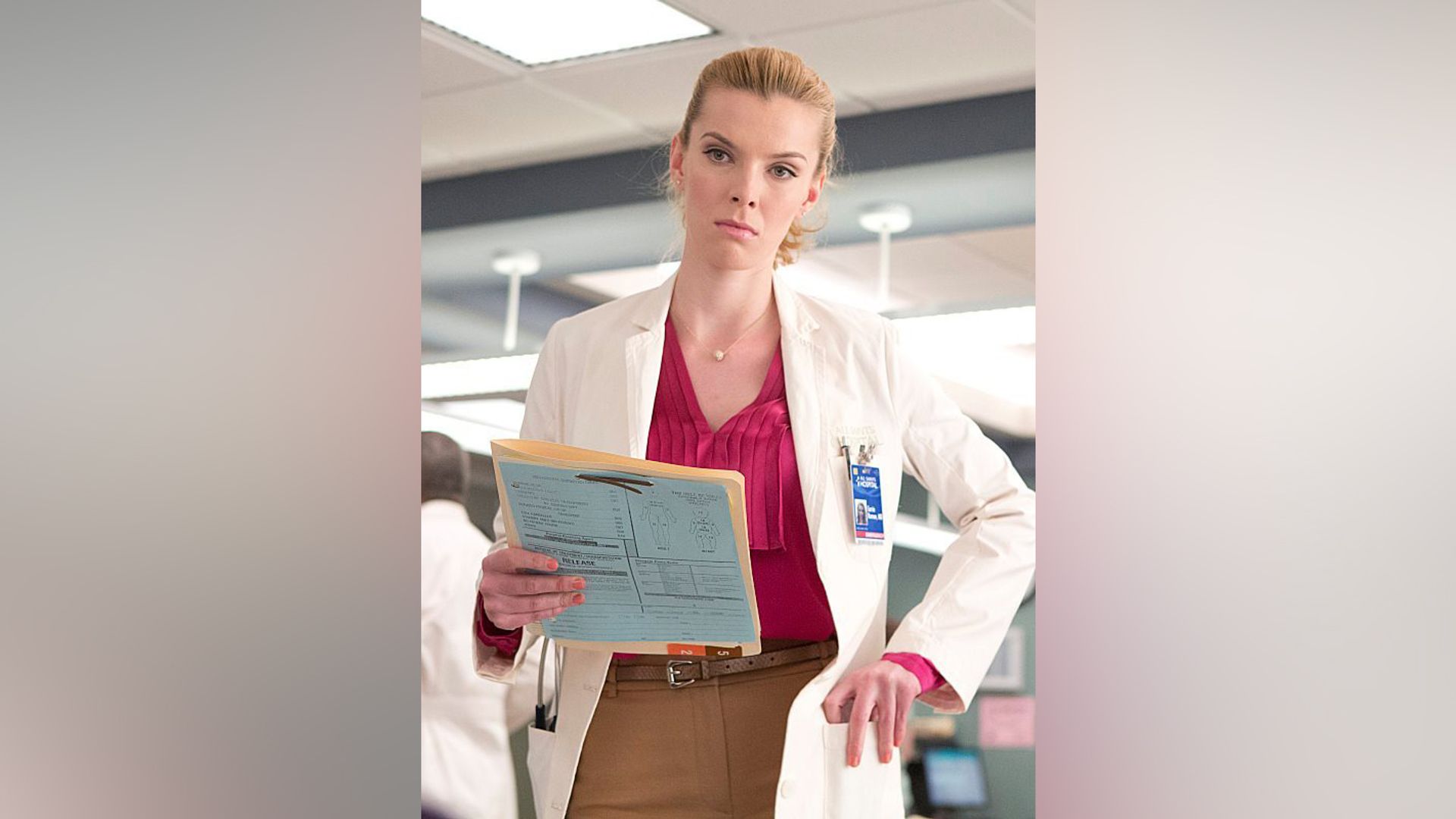 Betty Gilpin în serialul 'Nurse Jackie'