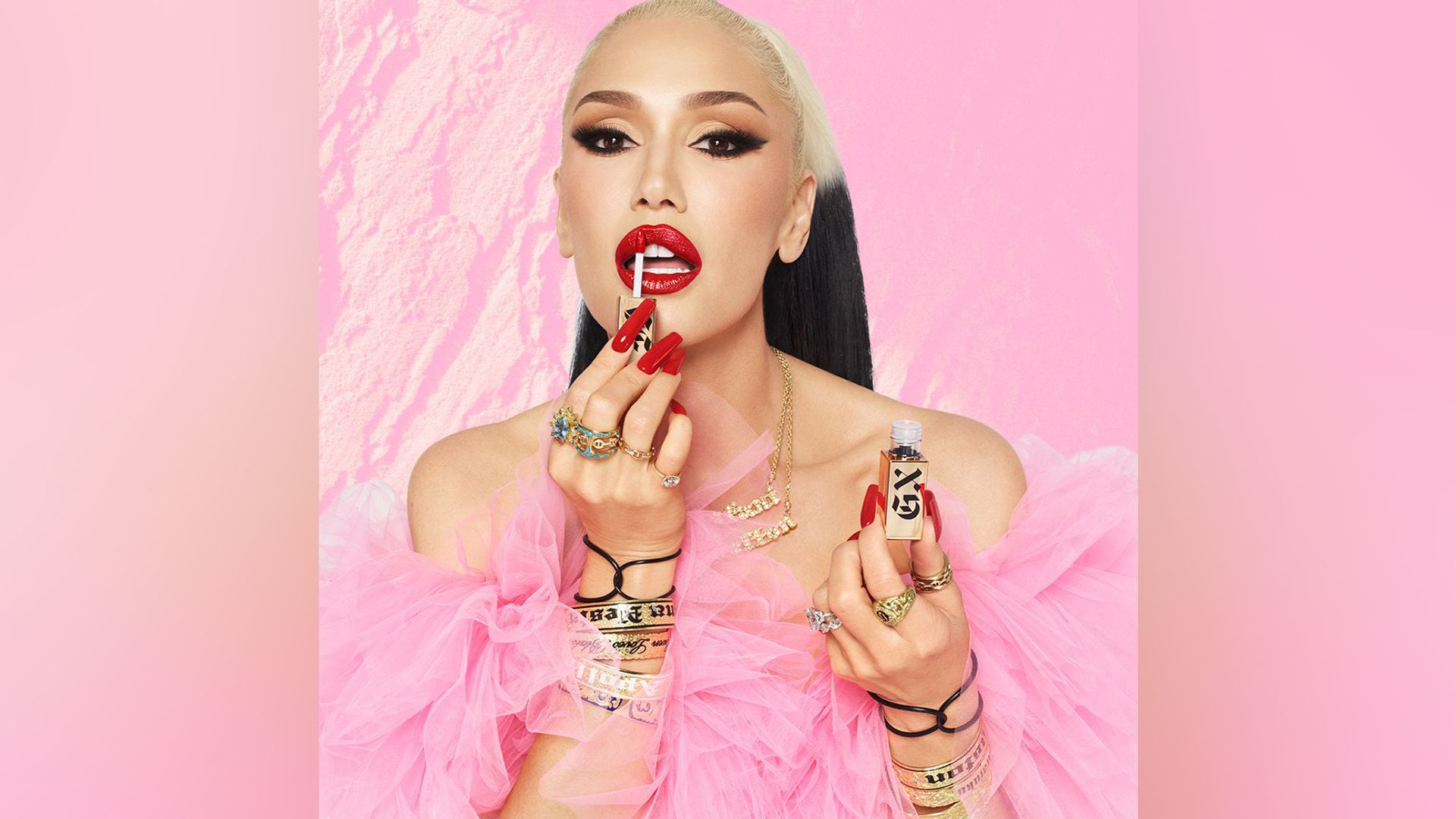 Gwen Stefani își promovează cosmeticele GXVE