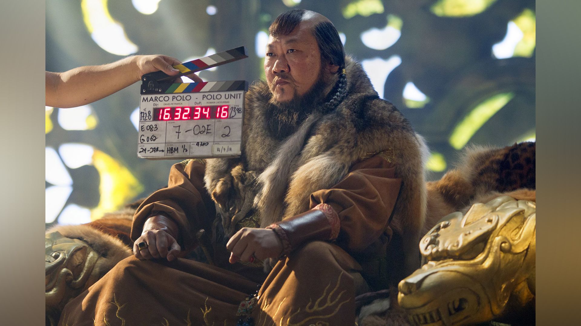 Benedict Wong pe platourile de filmare ale serialului Marco Polo