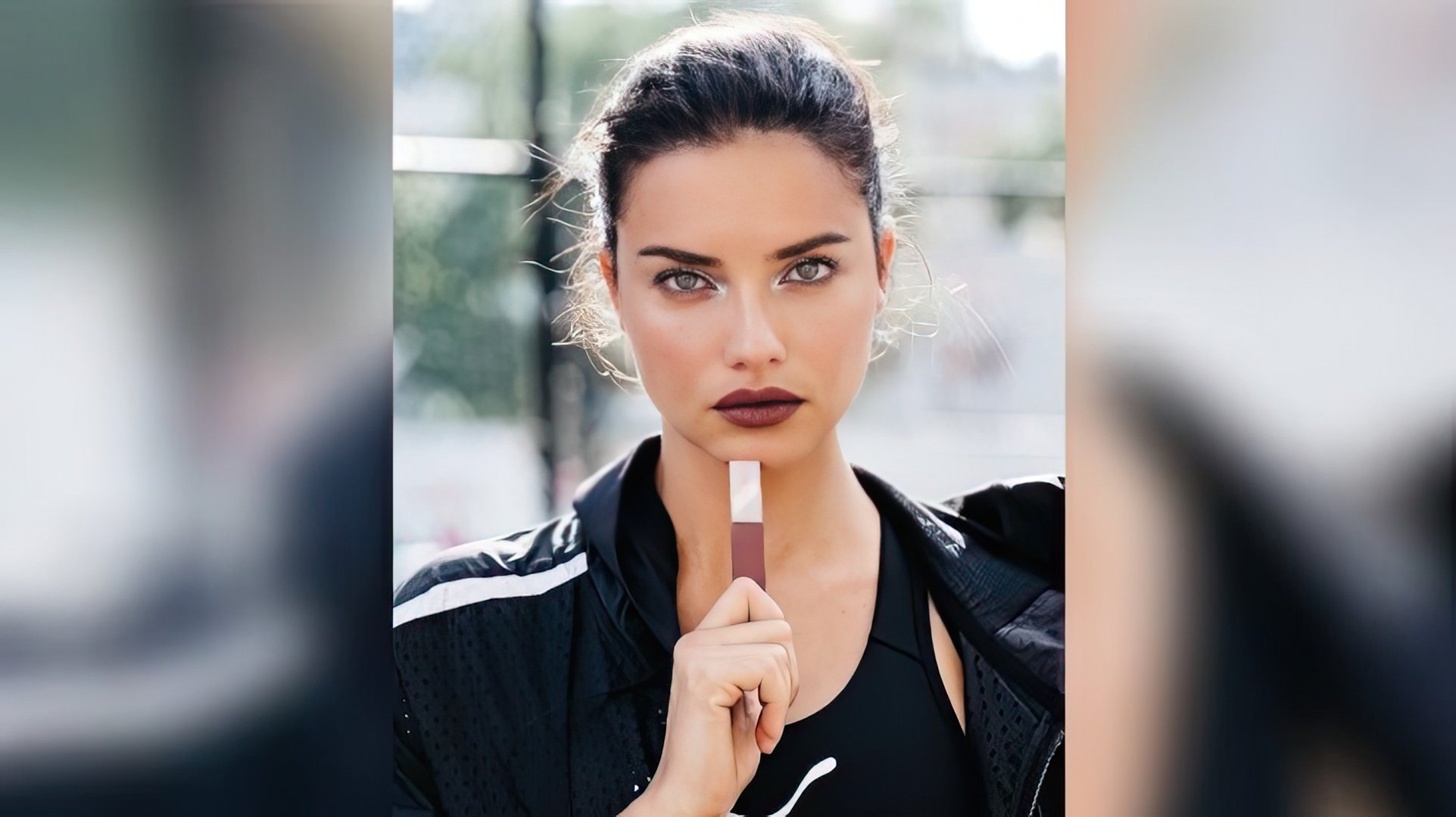Adriana Lima într-o reclamă Maybelline