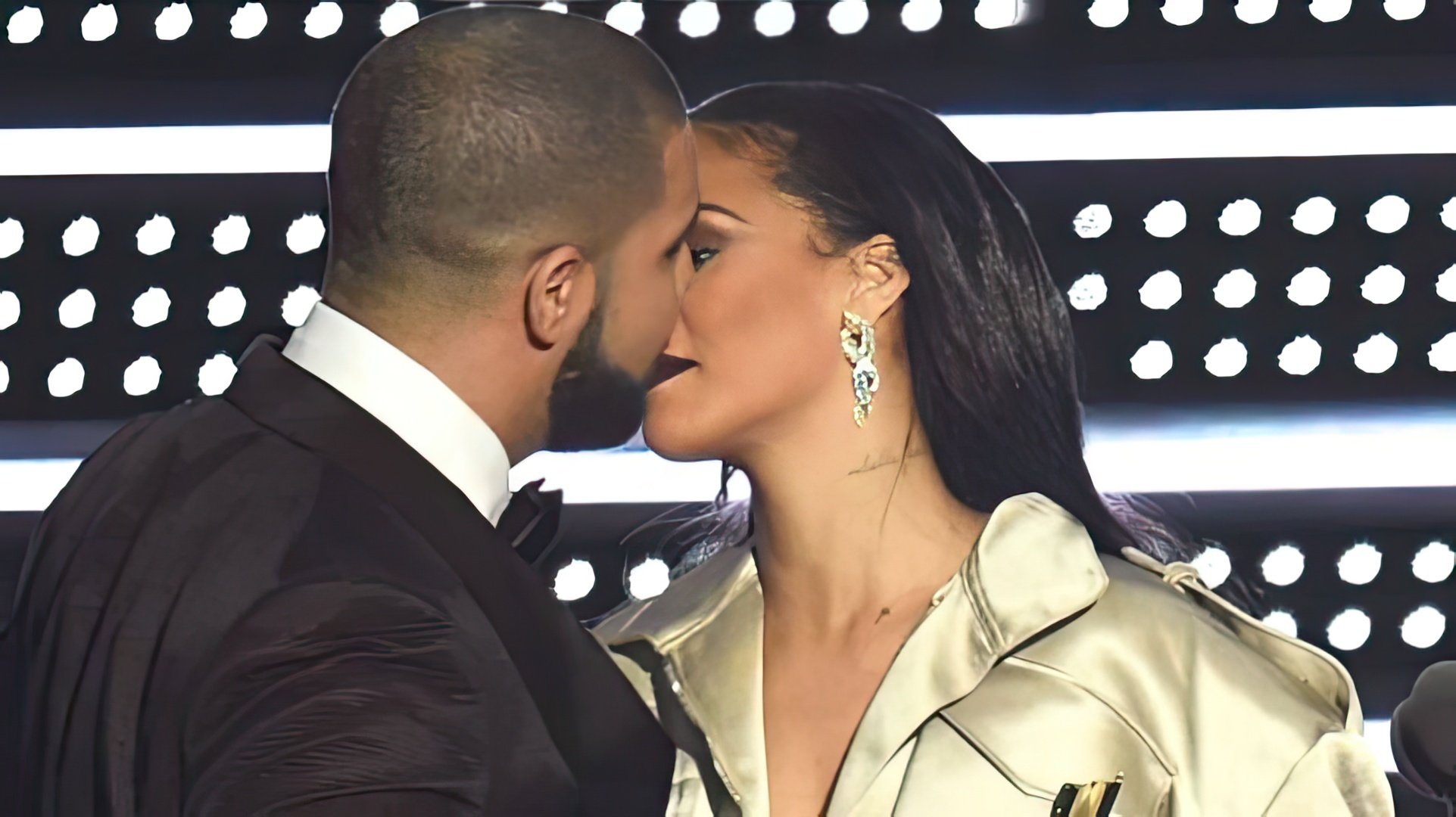 Drake a sărutat-o pe Rihanna la MTV VMA 2016