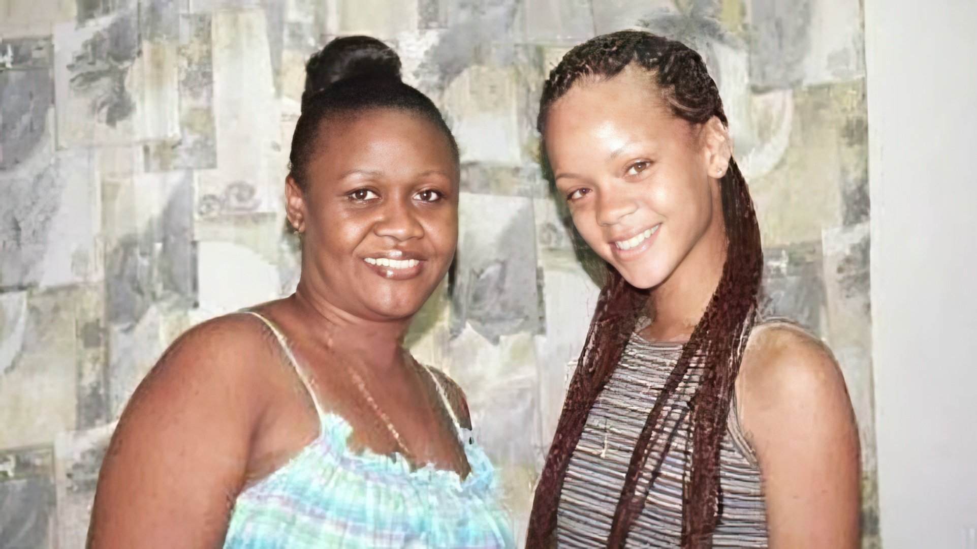 De la 9 ani, Rihanna a crescut cu mama și fratele mai mic