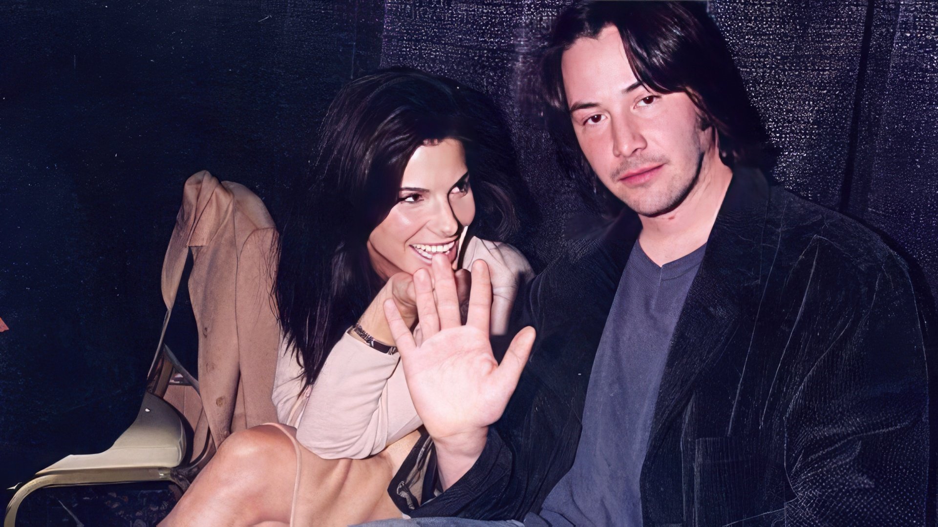 În timpul filmărilor, Keanu și Sandra Bullock au avut o scurtă idilă