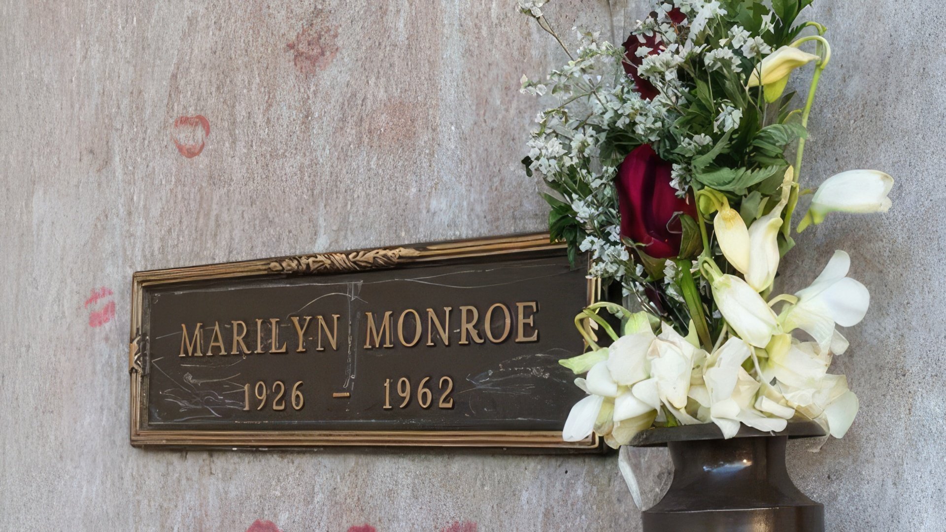 Marilyn Monroe este înmormântată într-o criptă la Cimitirul Westwood din Los Angeles