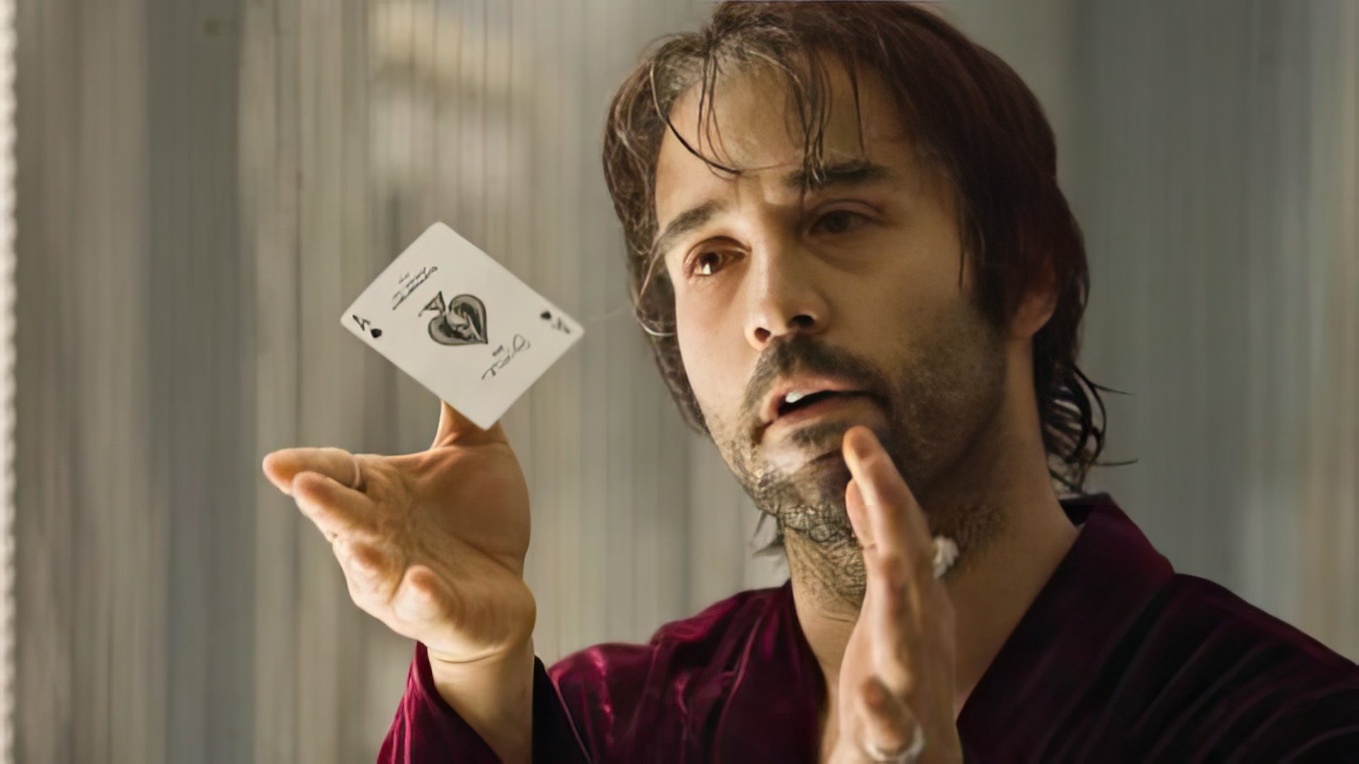O scenă din Smokin' Aces cu Ryan Reynolds