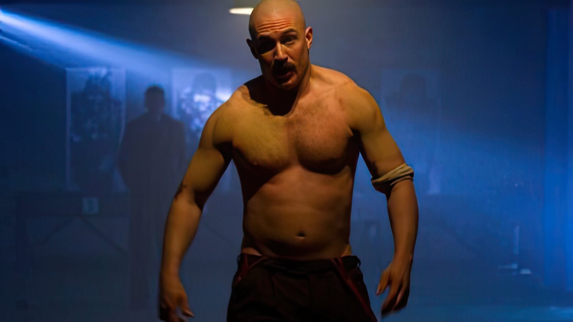 Tom Hardy în rolul lui Bronson