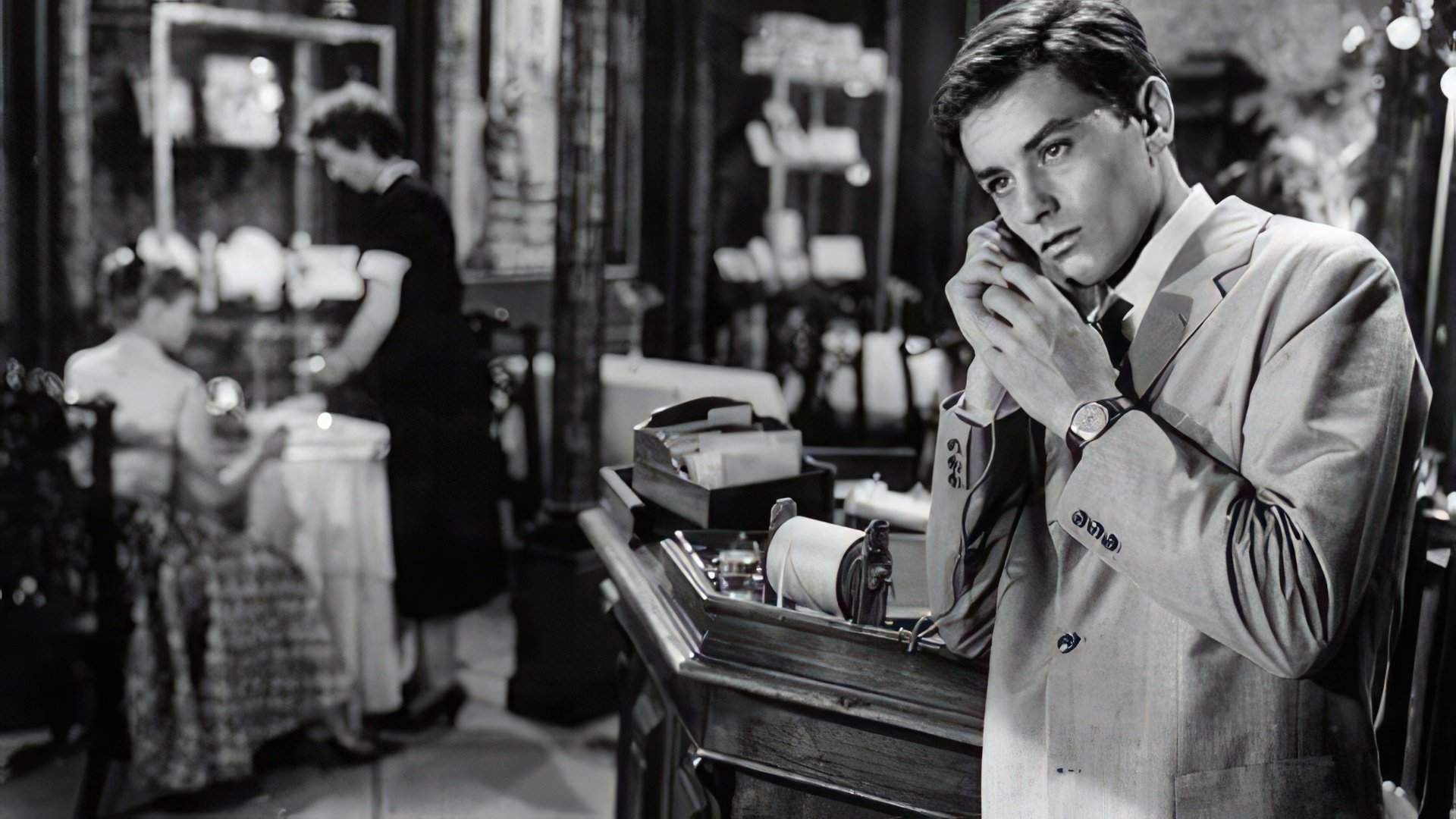 Alain Delon în filmul 'When a Woman Meddles'