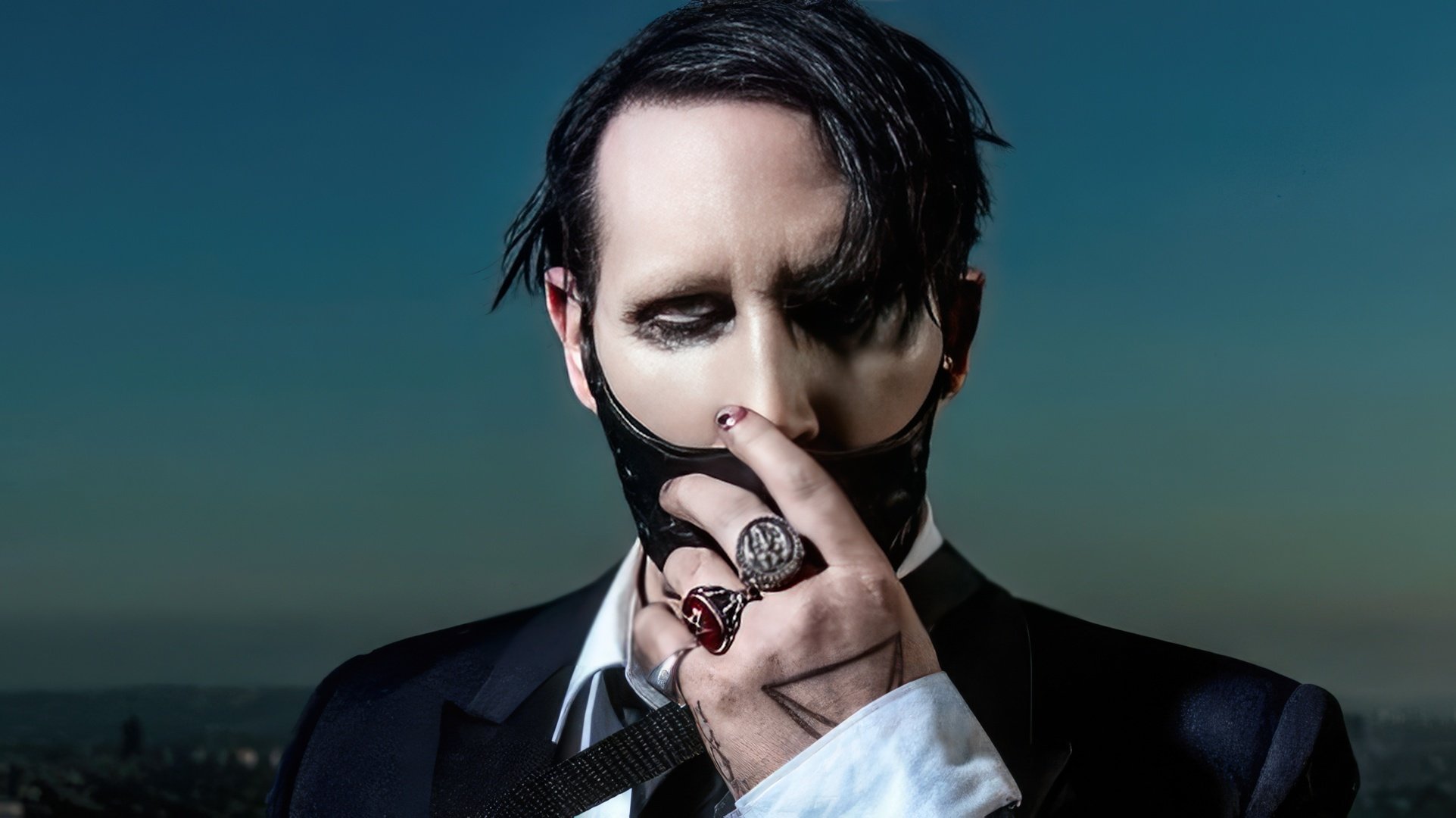 Heaven Upside Down este al zecelea album de studio al lui Manson