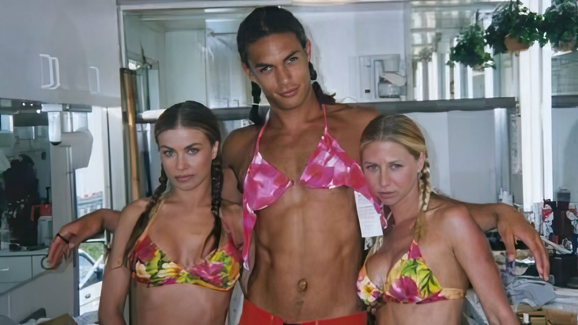 Jason Momoa s-a născut în Hawaii și a crescut în Iowa