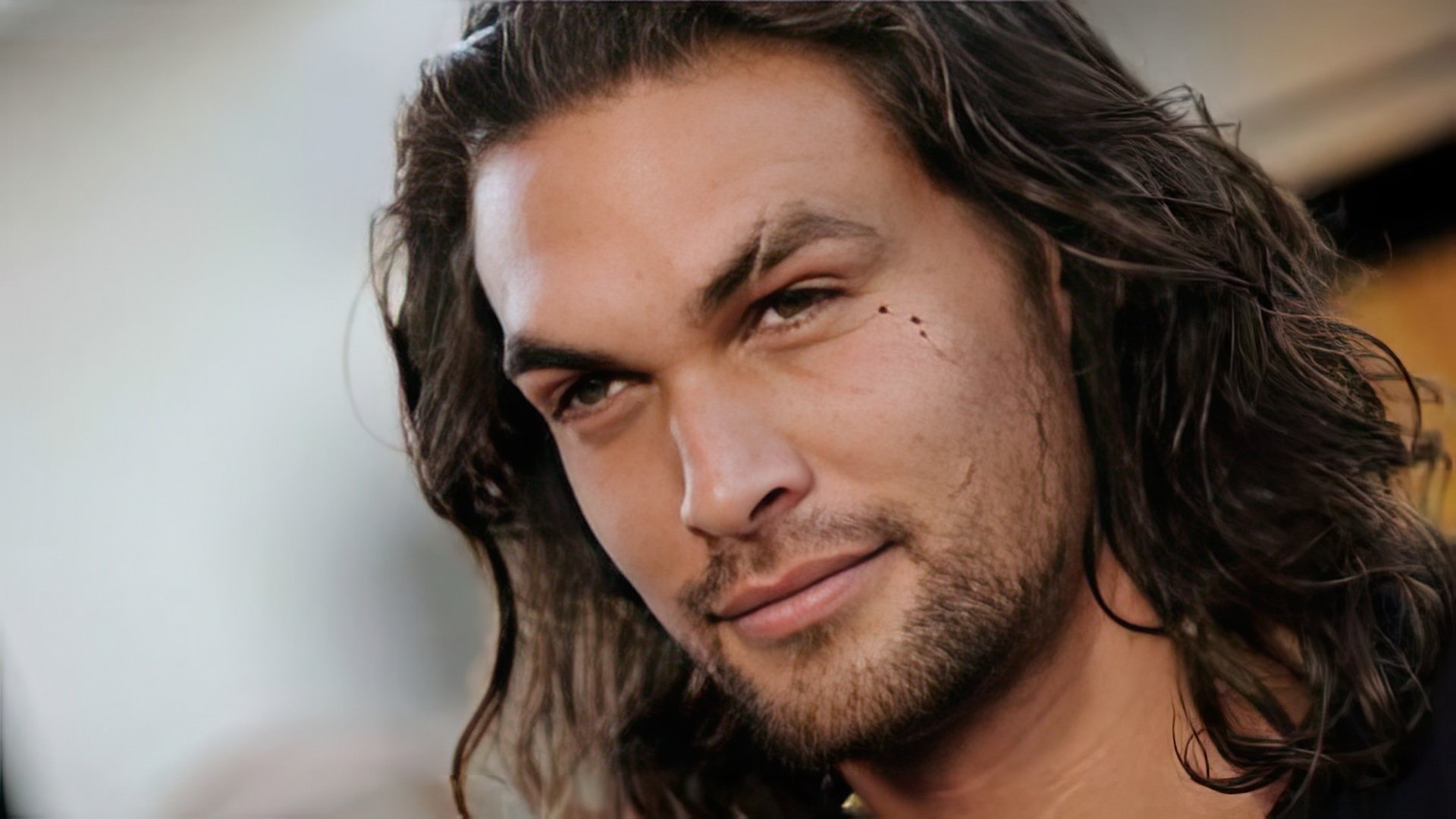 Cicatricea lui Jason Momoa este la fel de faimoasă ca barba și părul lui