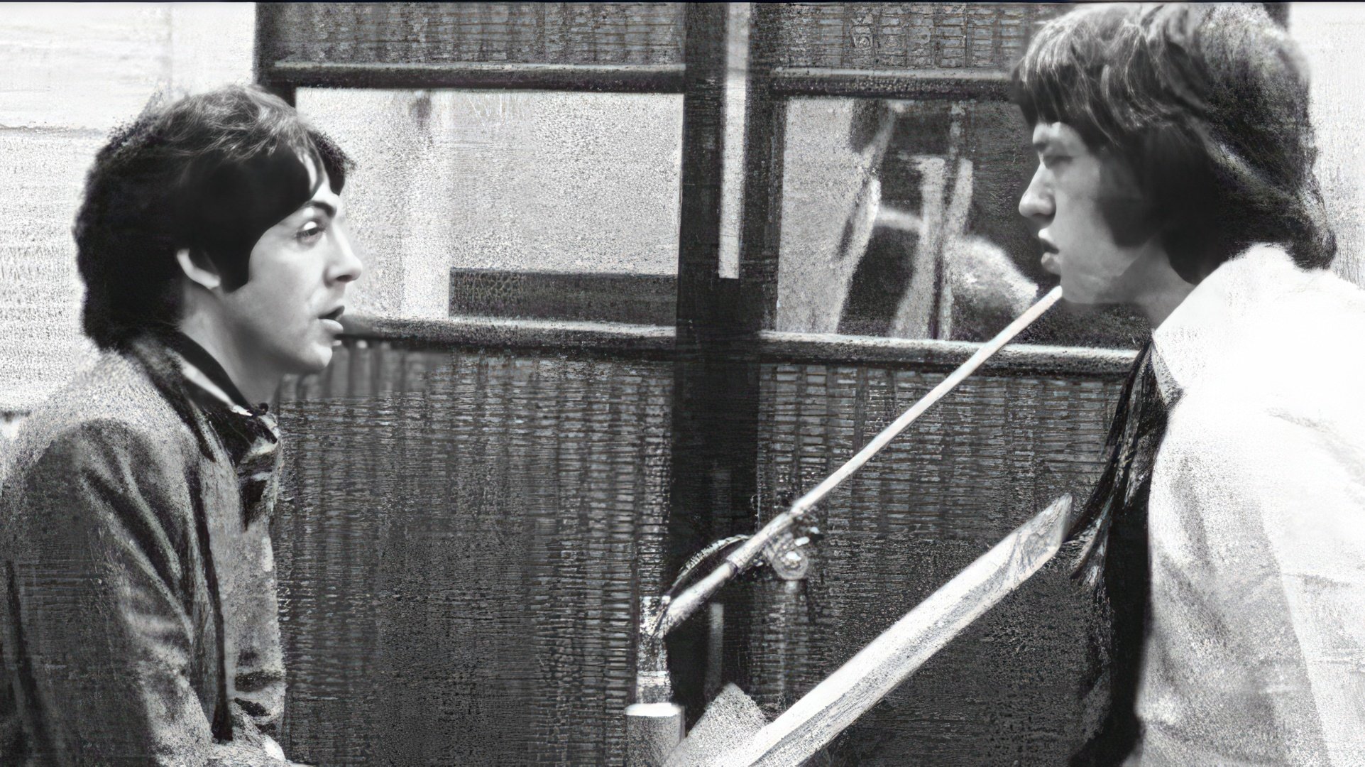 Paul McCartney și Mick Jagger la o sesiune de înregistrare (1967)