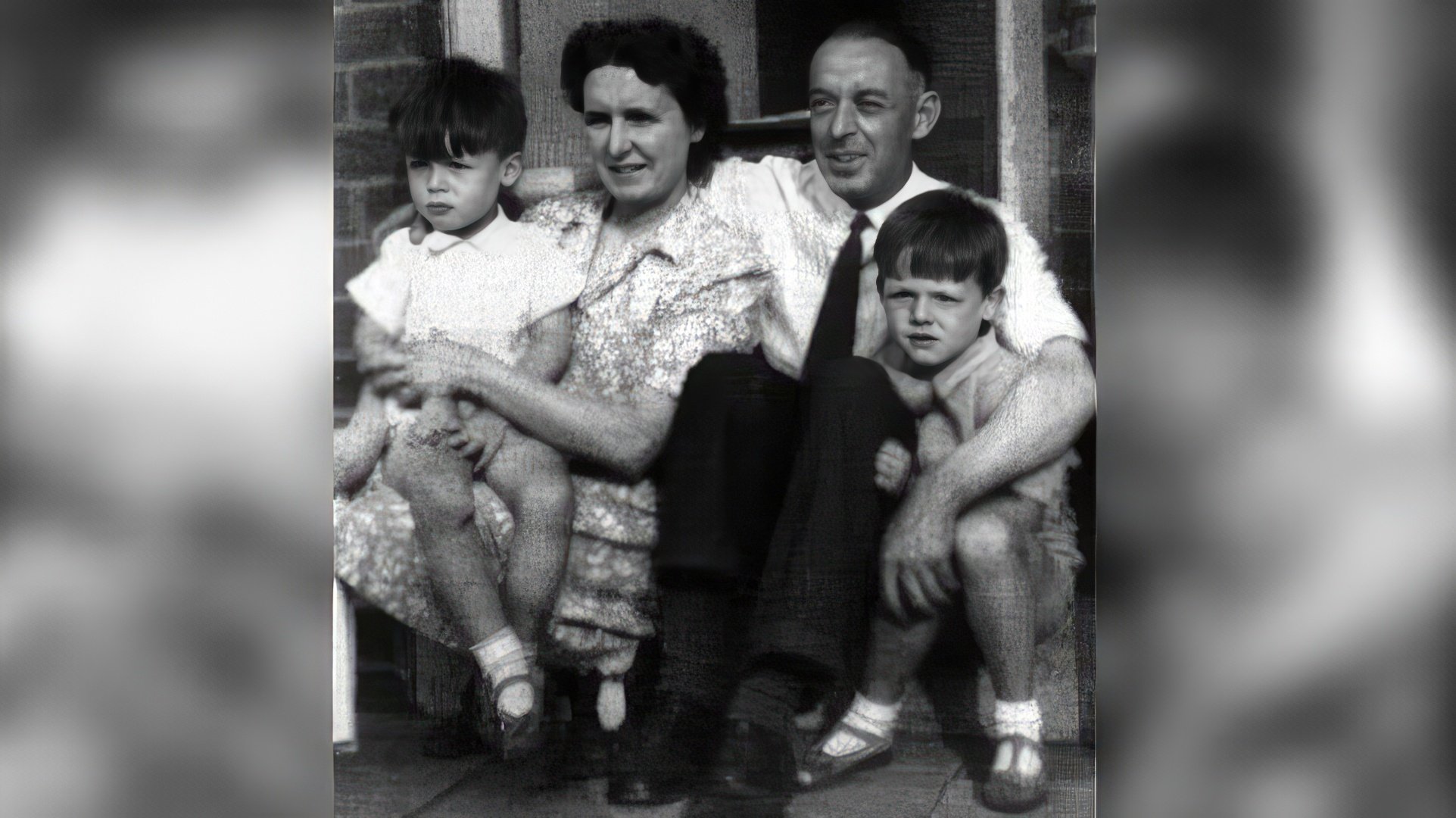 Paul McCartney (dreapta) cu părinții și fratele său