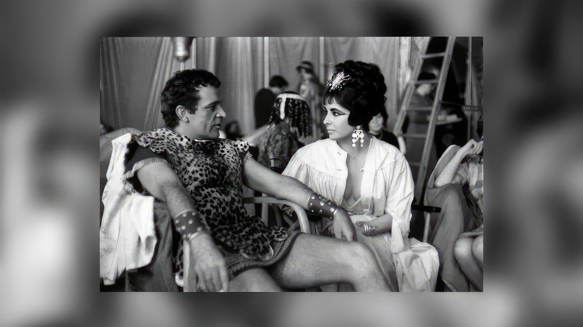 Elizabeth Taylor și Richard Burton pe platoul de filmare al 'Cleopatra'