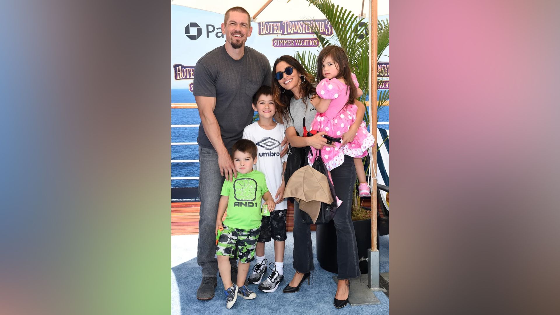 Sarah Shahi și Steve Howey cu copiii lor