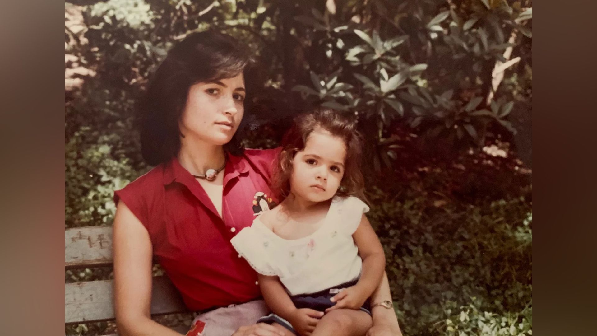 Sarah Shahi ca și copil alături de mama ei