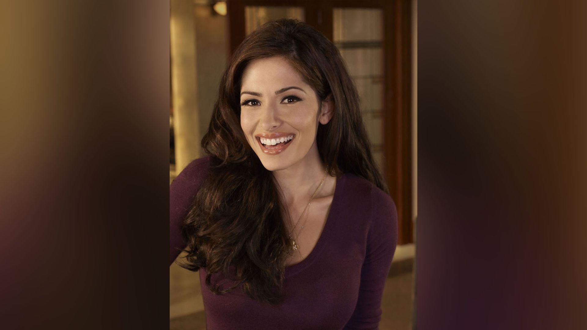 Sarah Shahi în Fairy Legal