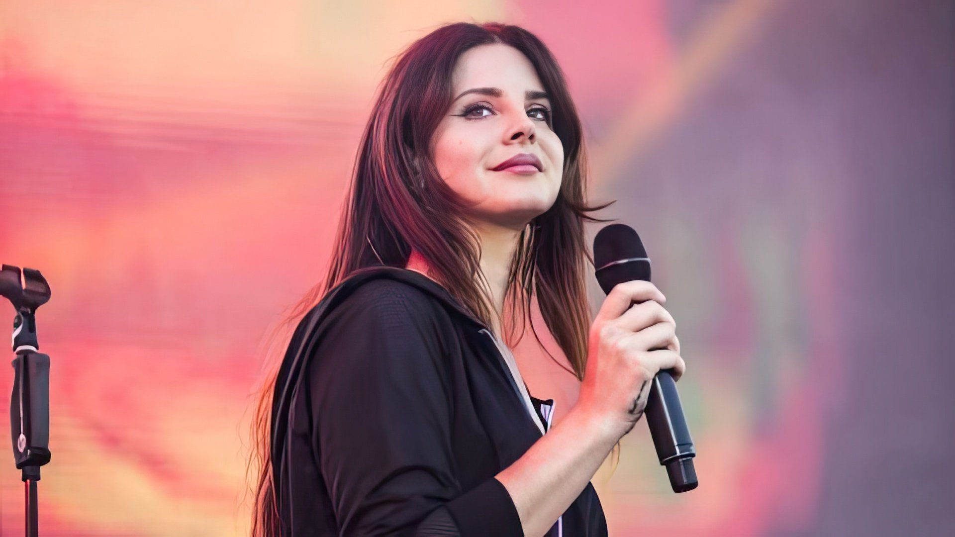 În 2018 Lana Del Rey a plecat într-un turneu mondial în susținerea noului album
