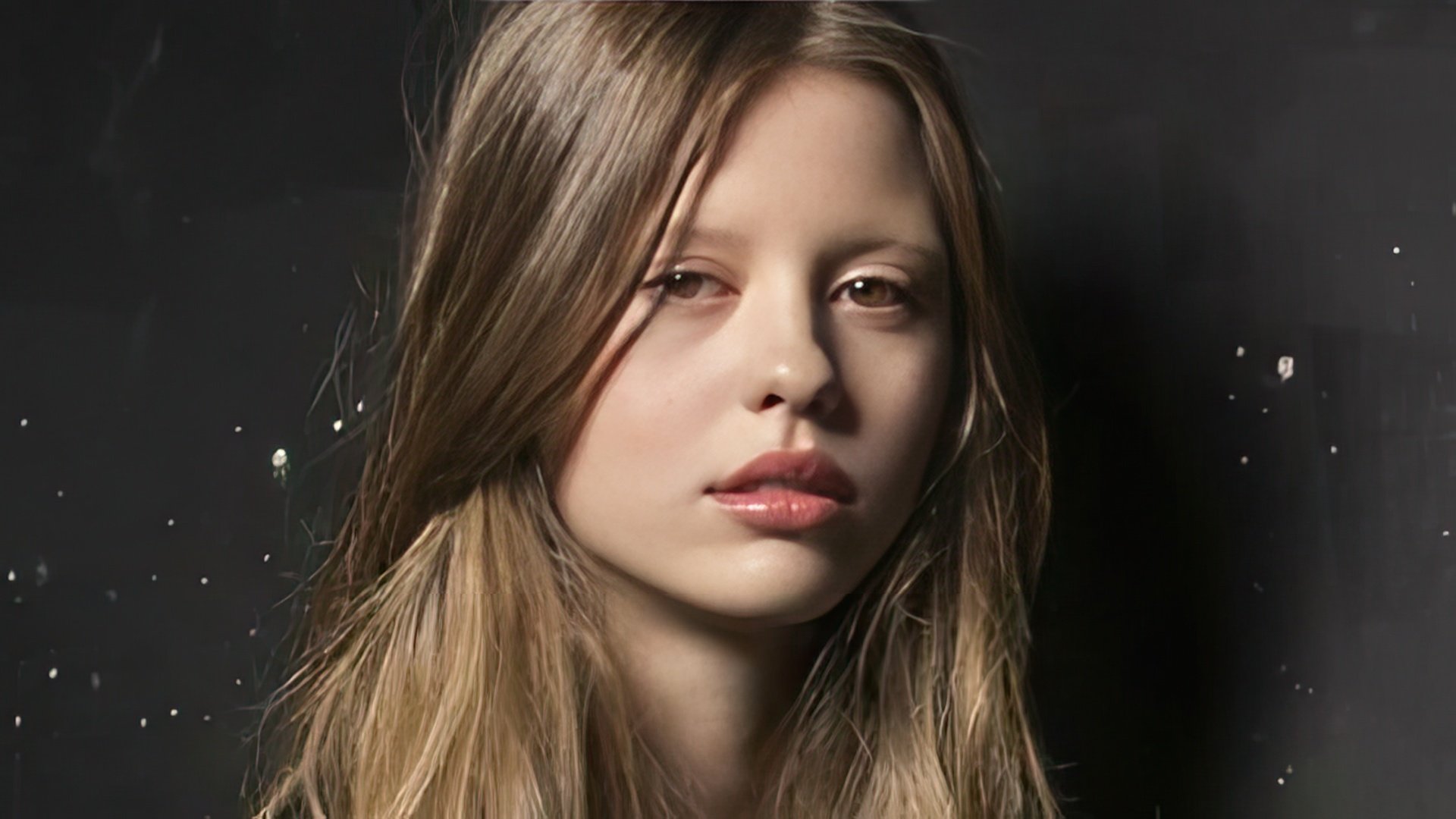 Actrița și modelul Mia Goth