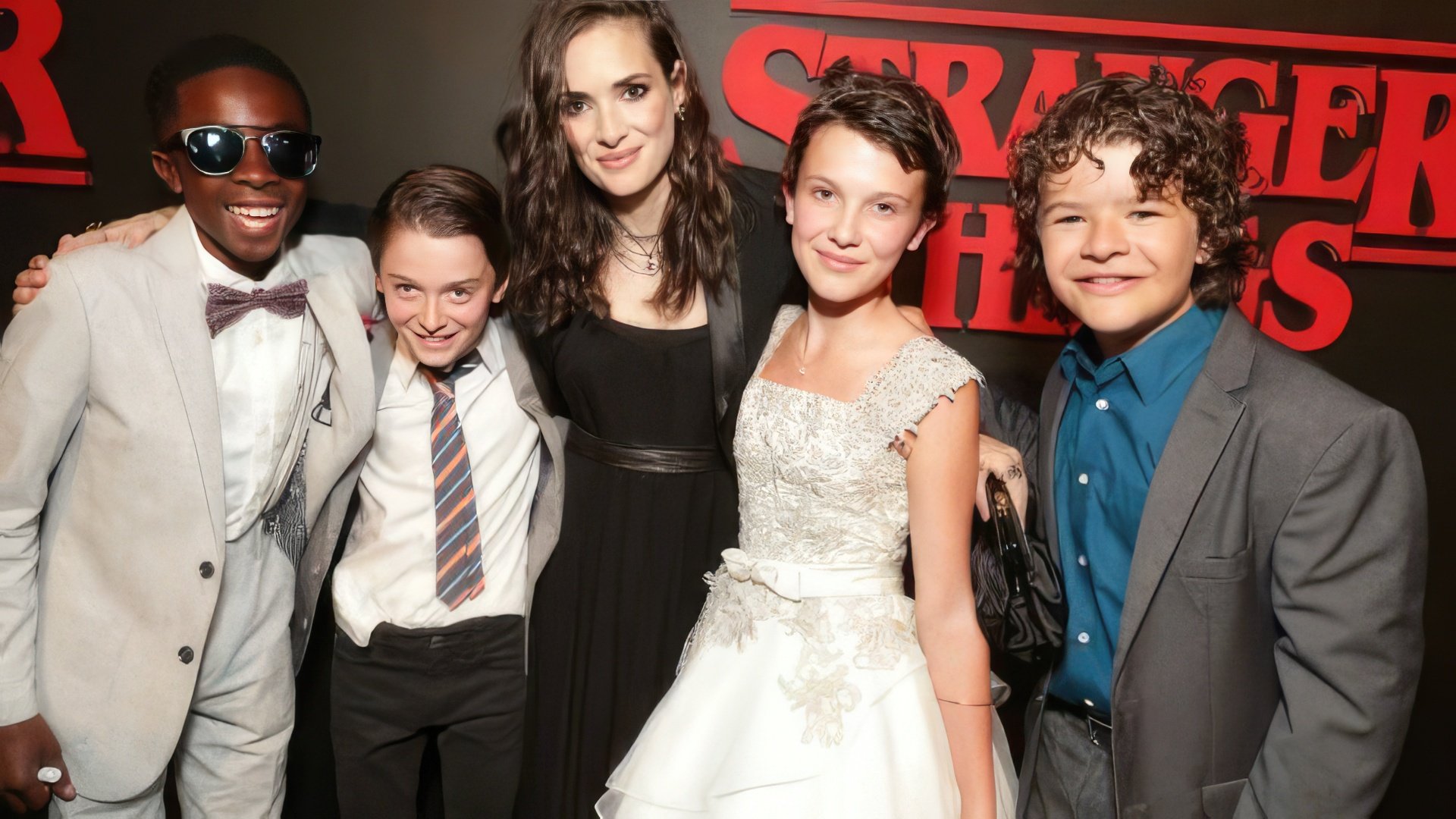 Millie Bobby Brown cu colegii pe platoul de filmare al serialului