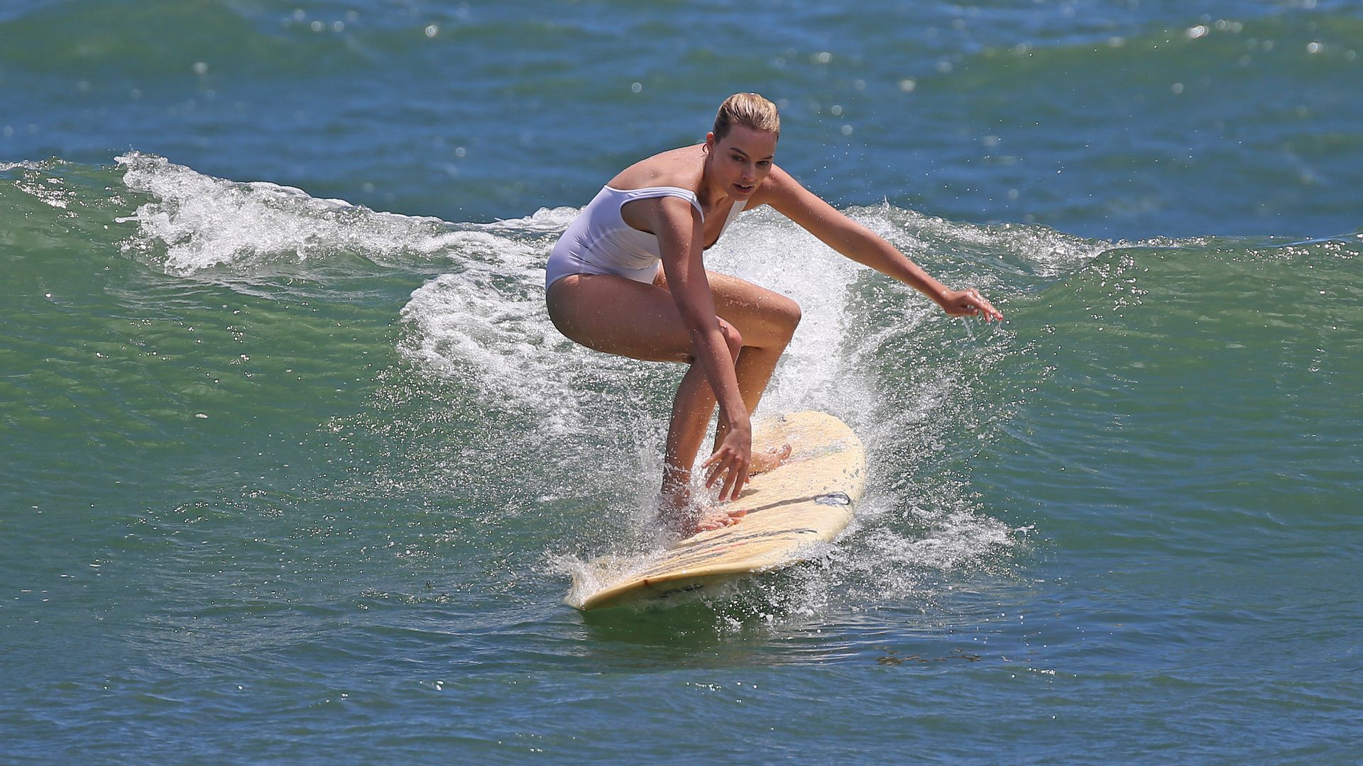 Margot Robbie în costum de baie
