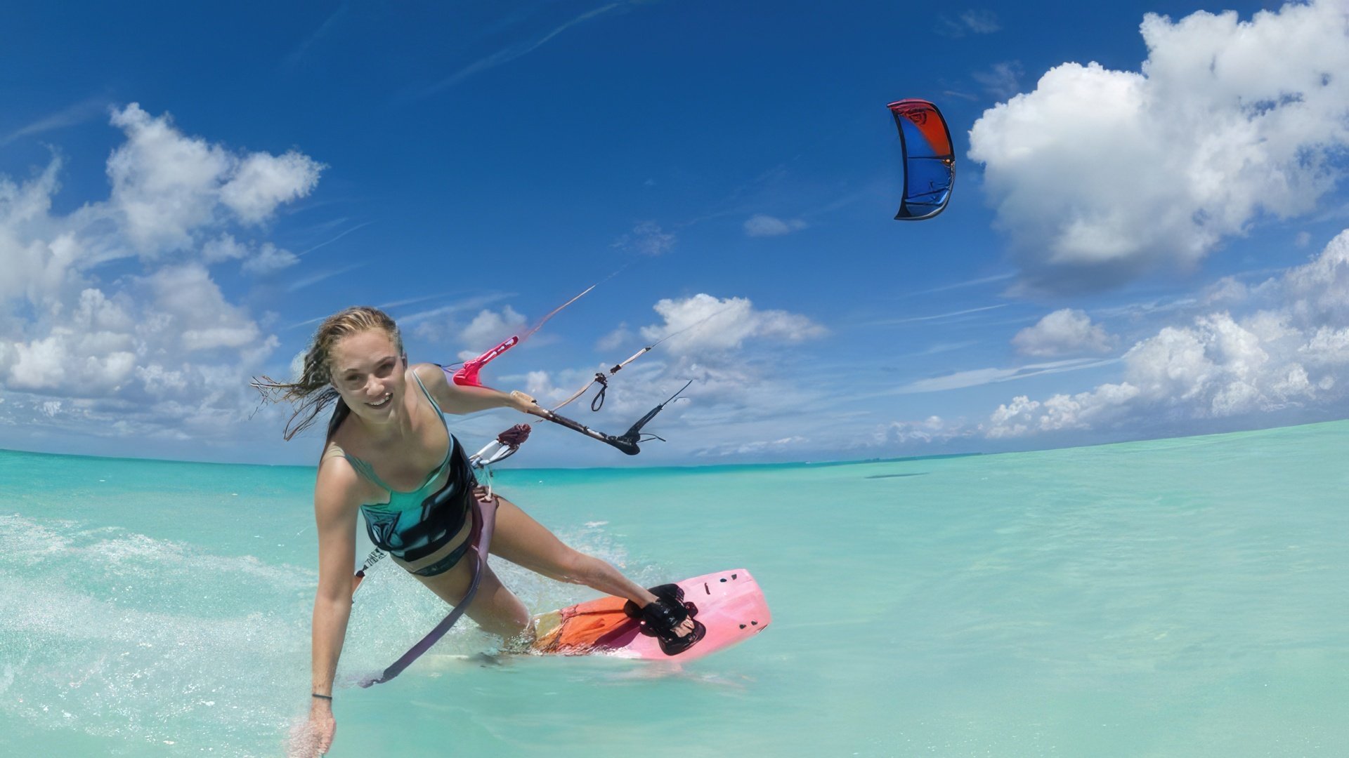 Maika Monroe făcând kitesurfing