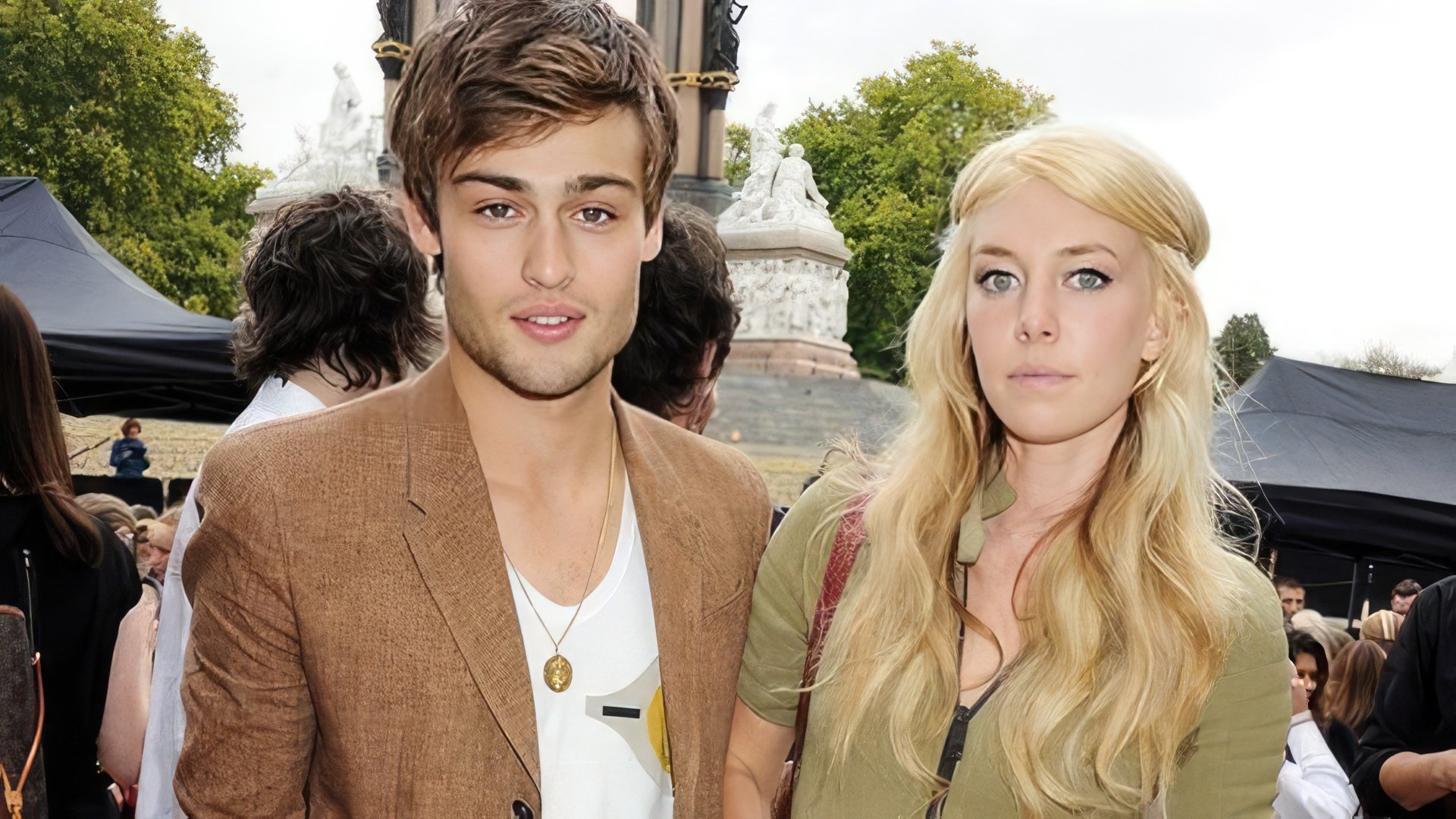 Vanessa Kirby și Douglas Booth