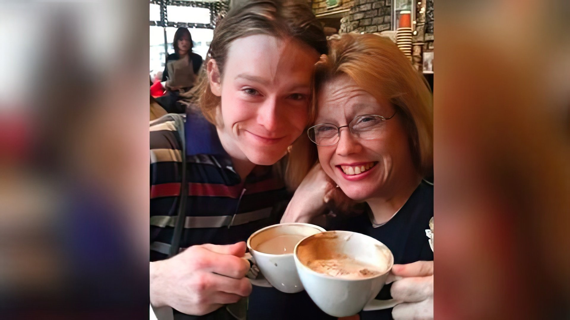 Caleb Landry Jones cu mama sa