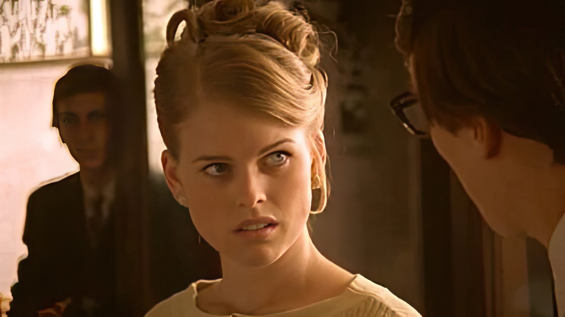 Alice Eve în filmul Hawking