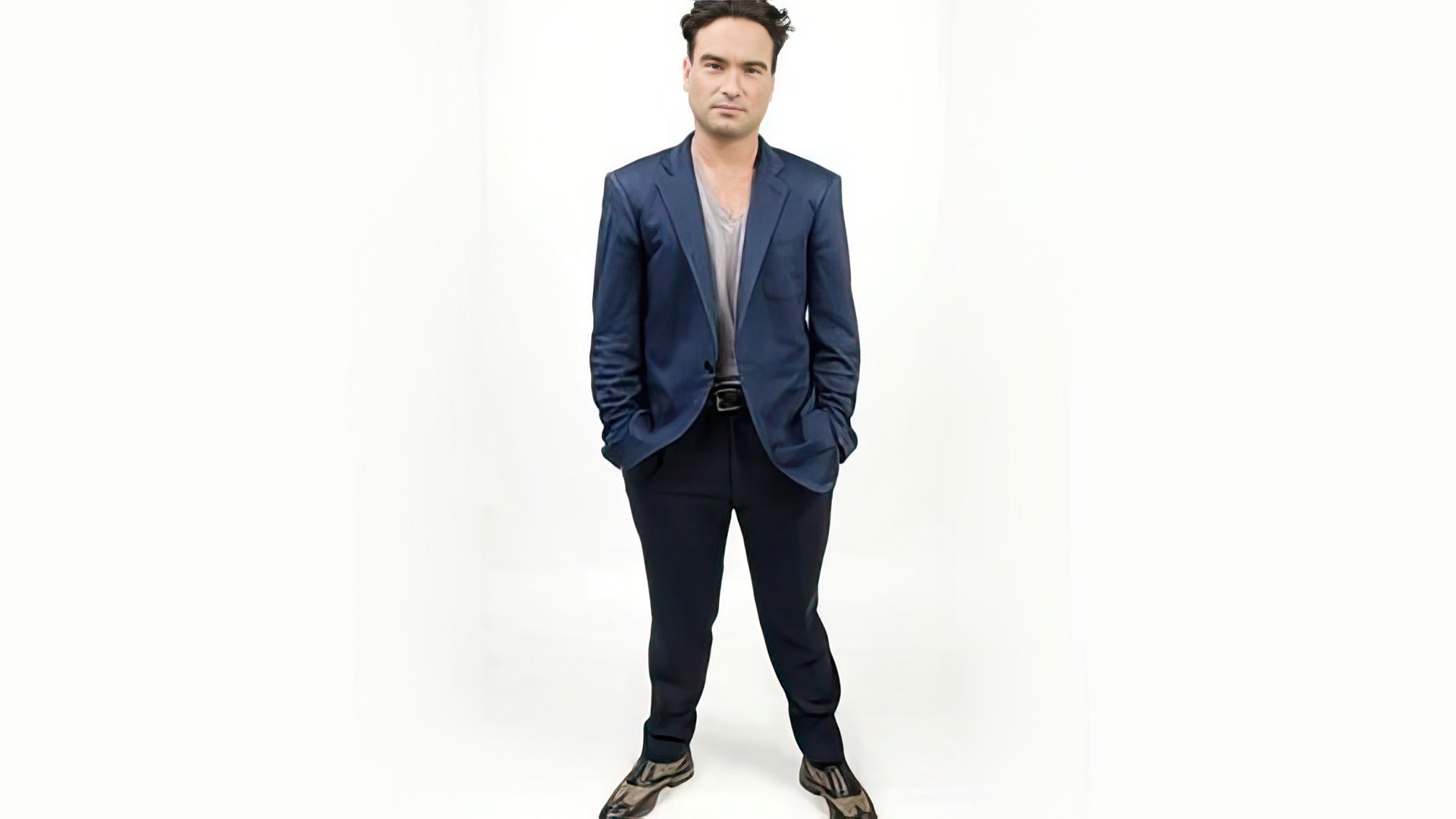 Johnny Galecki are o înălțime de 5'5'