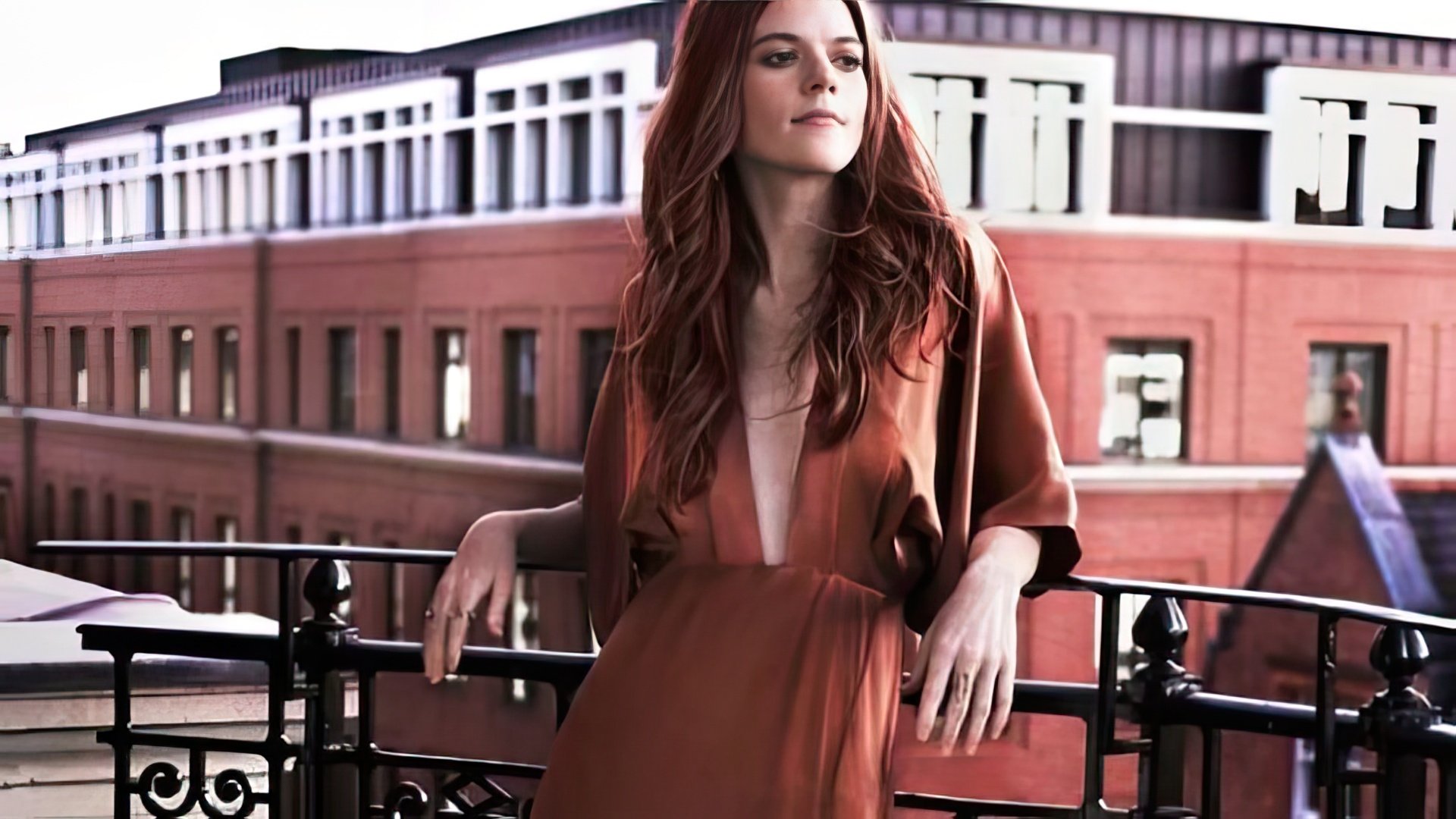 Rose Leslie a absolvit Academia de Muzică și Artă Dramatică din Londra