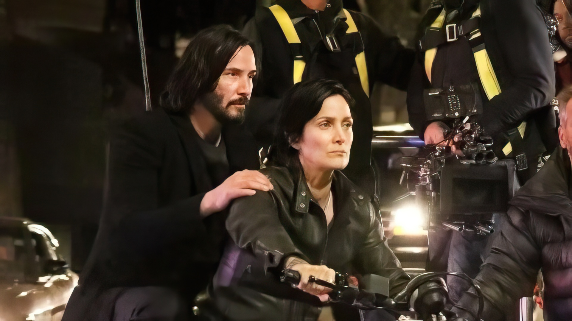 Carrie-Anne Moss și Keanu Reeves pe platoul de filmare al celui de-al patrulea Matrix