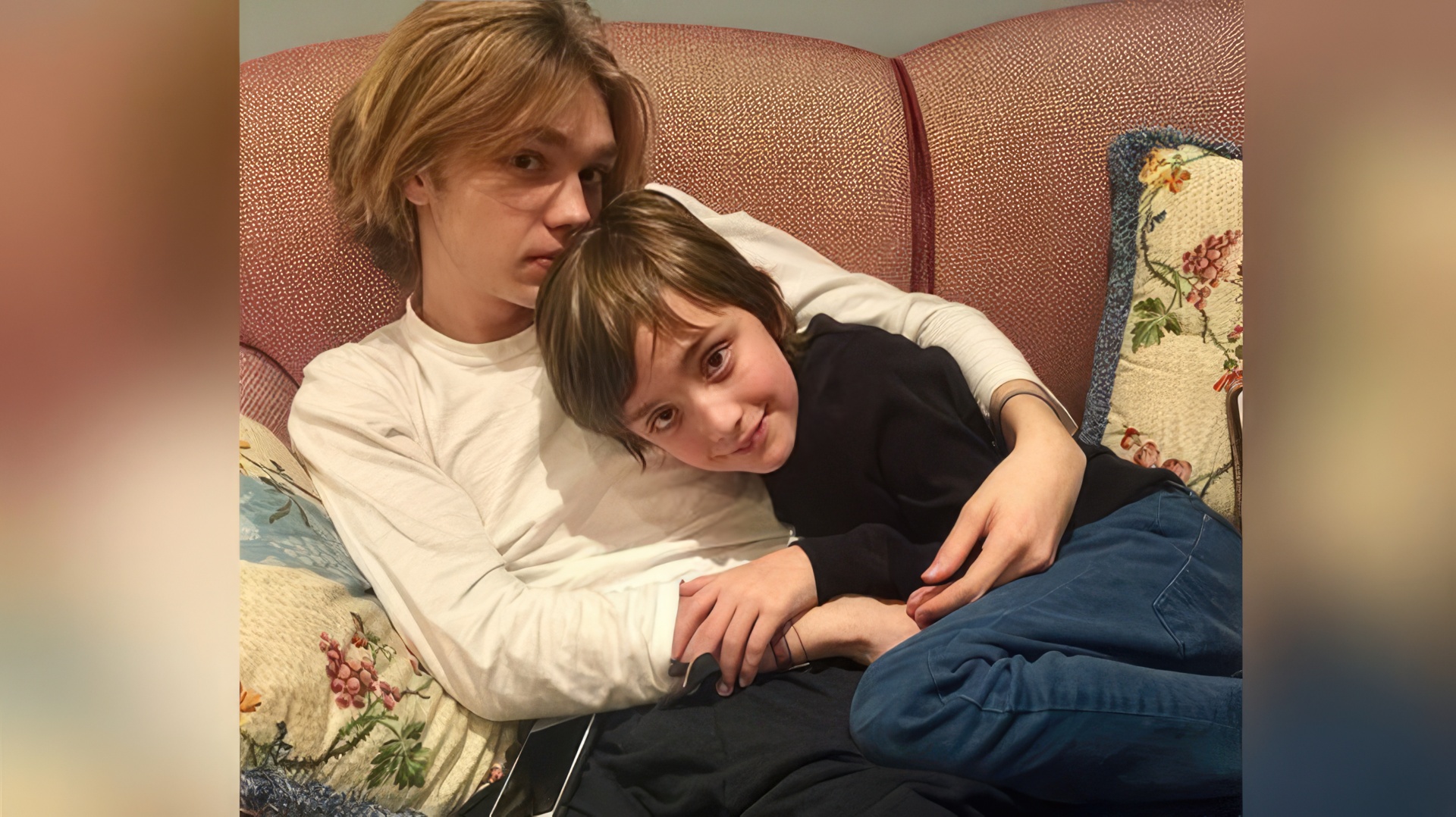 Charlie Plummer cu fratele său mai mic