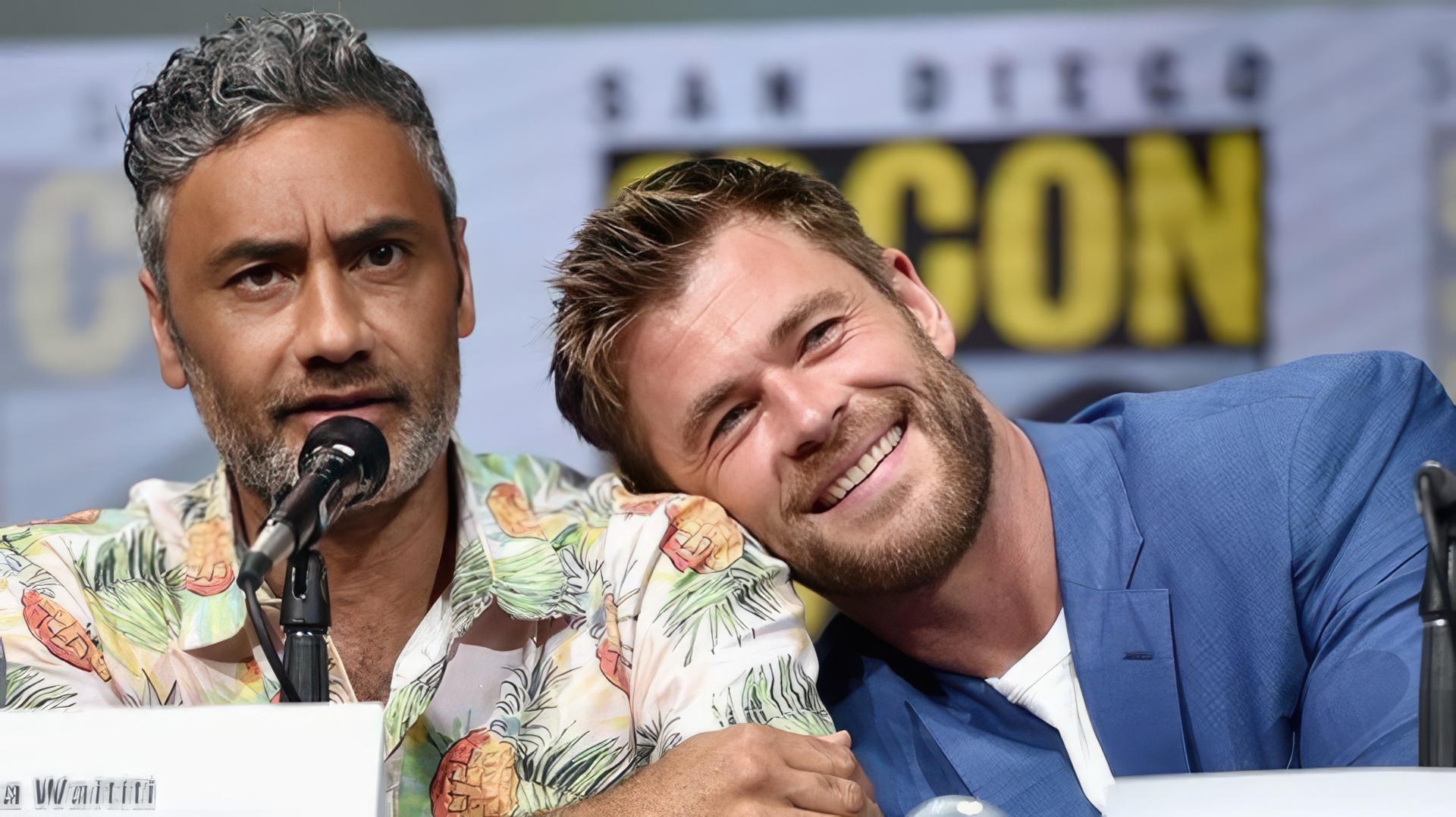 Taika Waititi și Chris Hemsworth