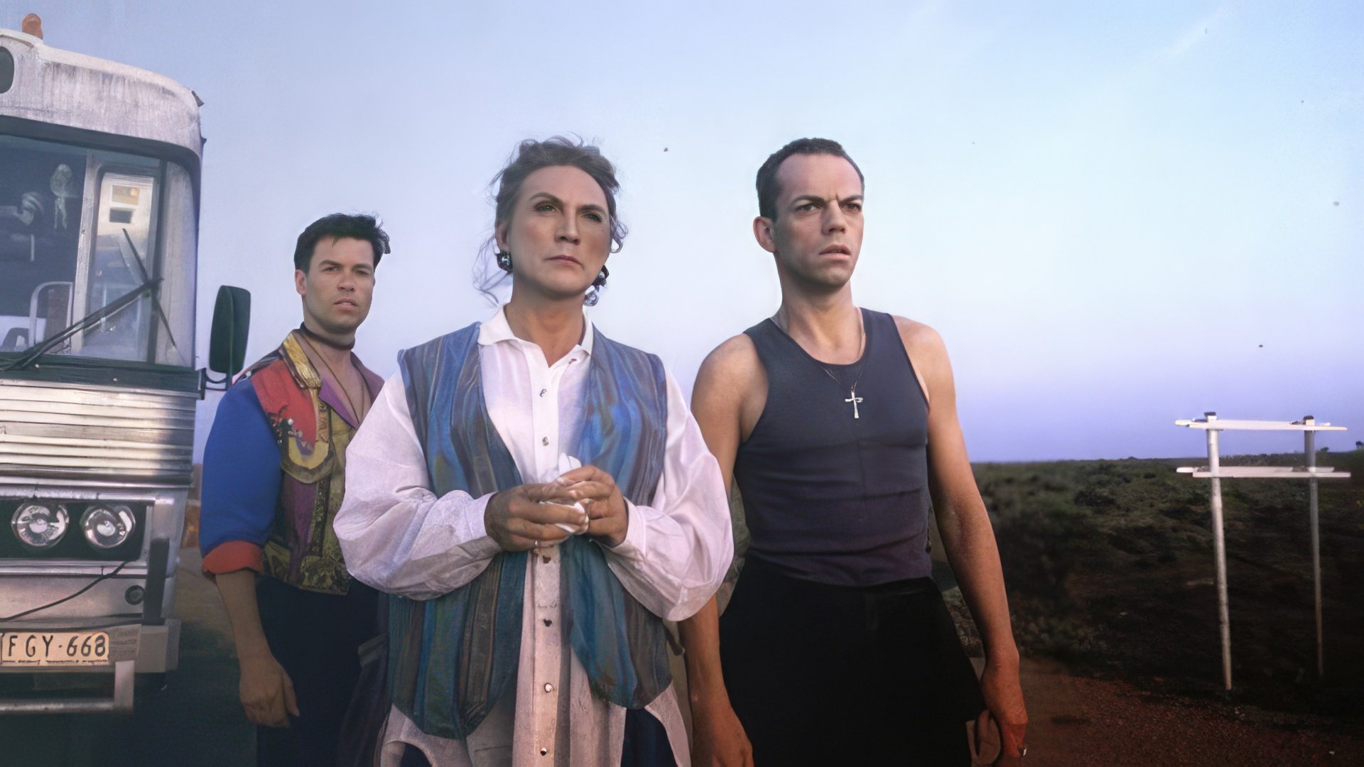 Hugo Weaving în filmul "The Adventures of Priscilla, Queen of the Desert"