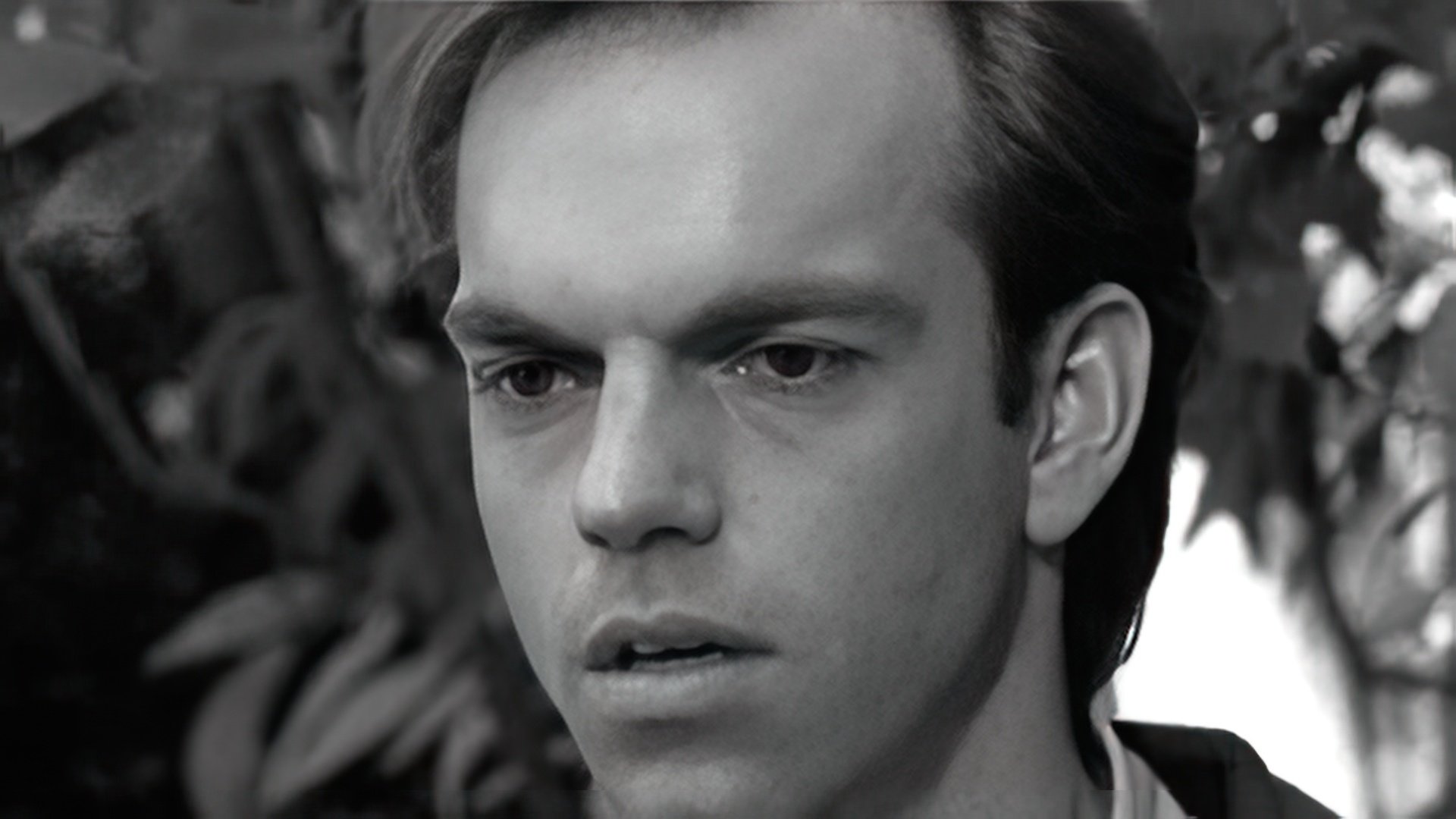 Tânărul Hugo Weaving