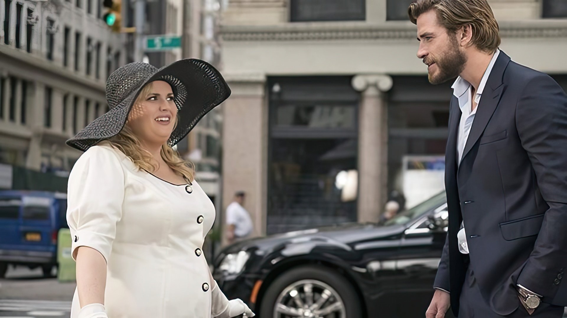 Rebel Wilson și Liam Hemsworth în filmul Isn't It Romantic